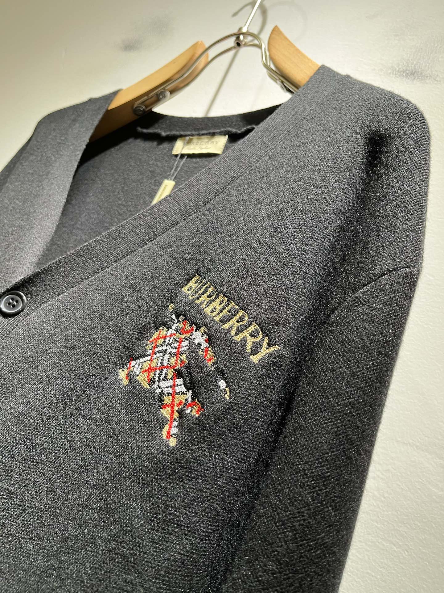 Bur*erry 巴*莉 2025秋冬新款长袖针织羊毛开衫，品牌经典设计元素！既不单调也不复杂,恰到好处