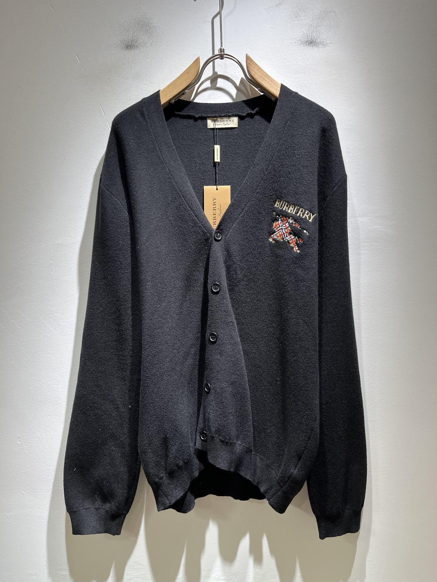 Bur*erry 巴*莉 2025秋冬新款长袖针织羊毛开衫，品牌经典设计元素！既不单调也不复杂,恰到好处