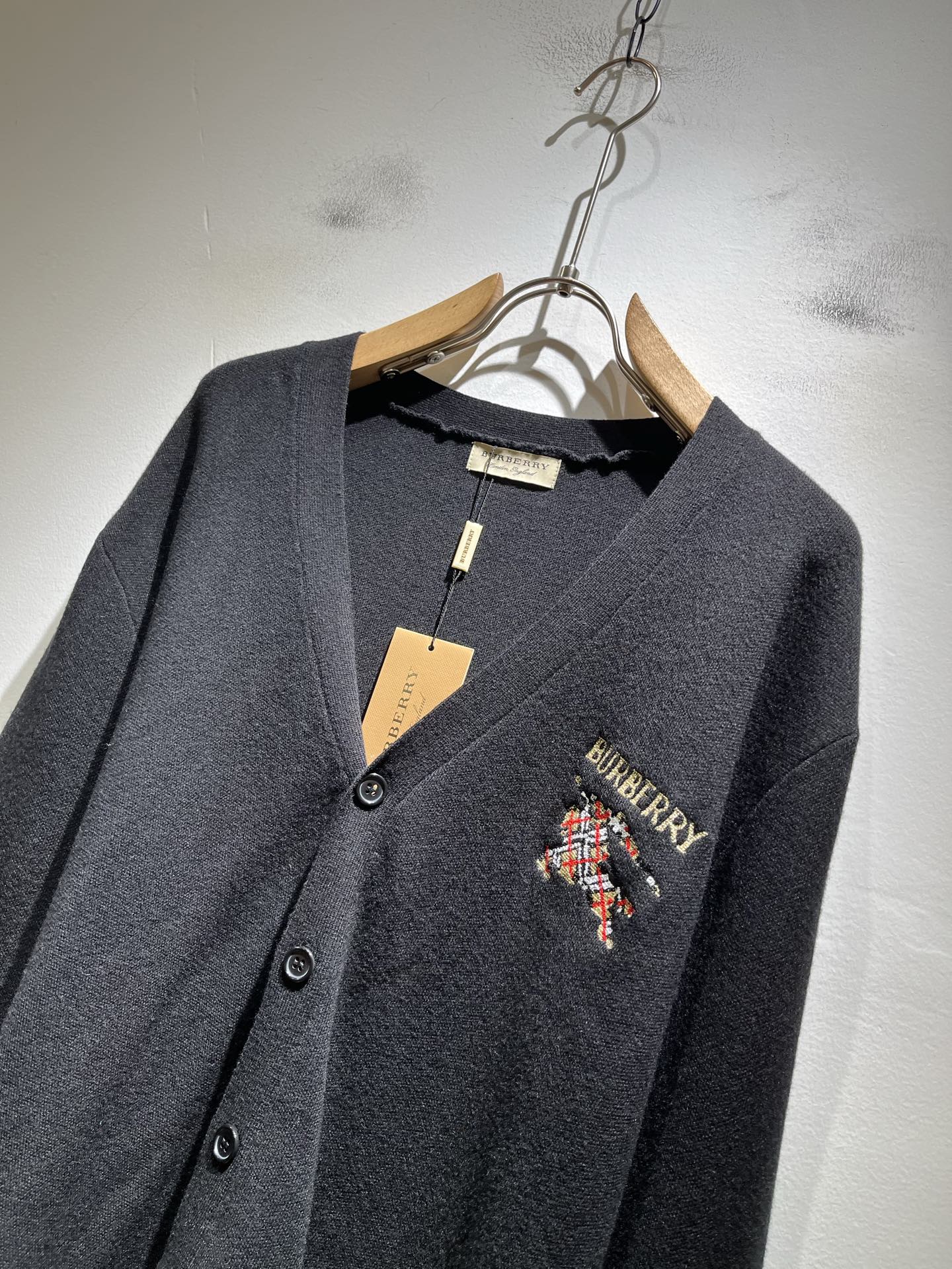 Bur*erry 巴*莉 2025秋冬新款长袖针织羊毛开衫，品牌经典设计元素！既不单调也不复杂,恰到好处