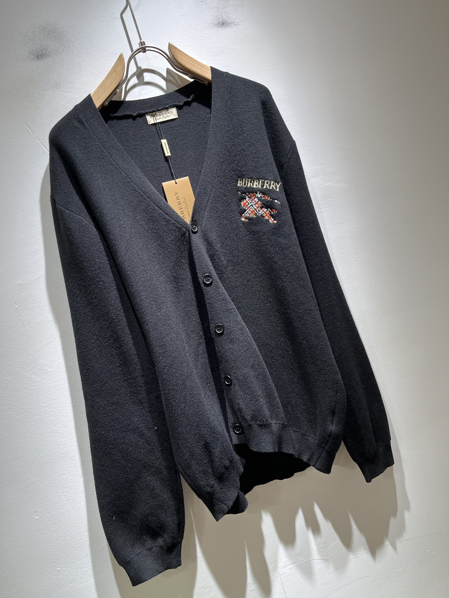 Bur*erry 巴*莉 2025秋冬新款长袖针织羊毛开衫，品牌经典设计元素！既不单调也不复杂,恰到好处