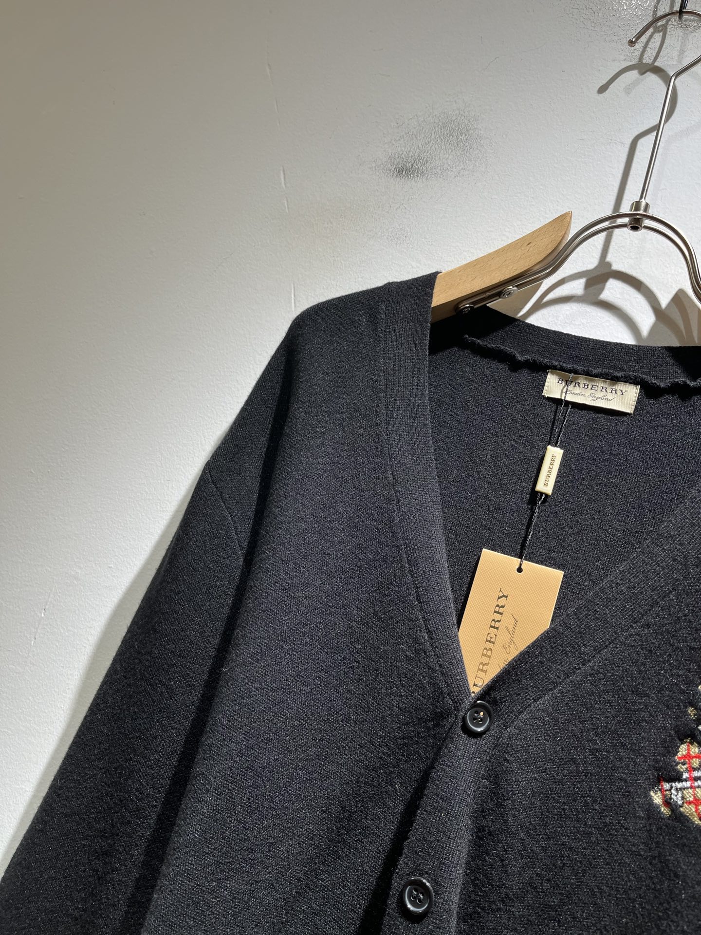 Bur*erry 巴*莉 2025秋冬新款长袖针织羊毛开衫，品牌经典设计元素！既不单调也不复杂,恰到好处