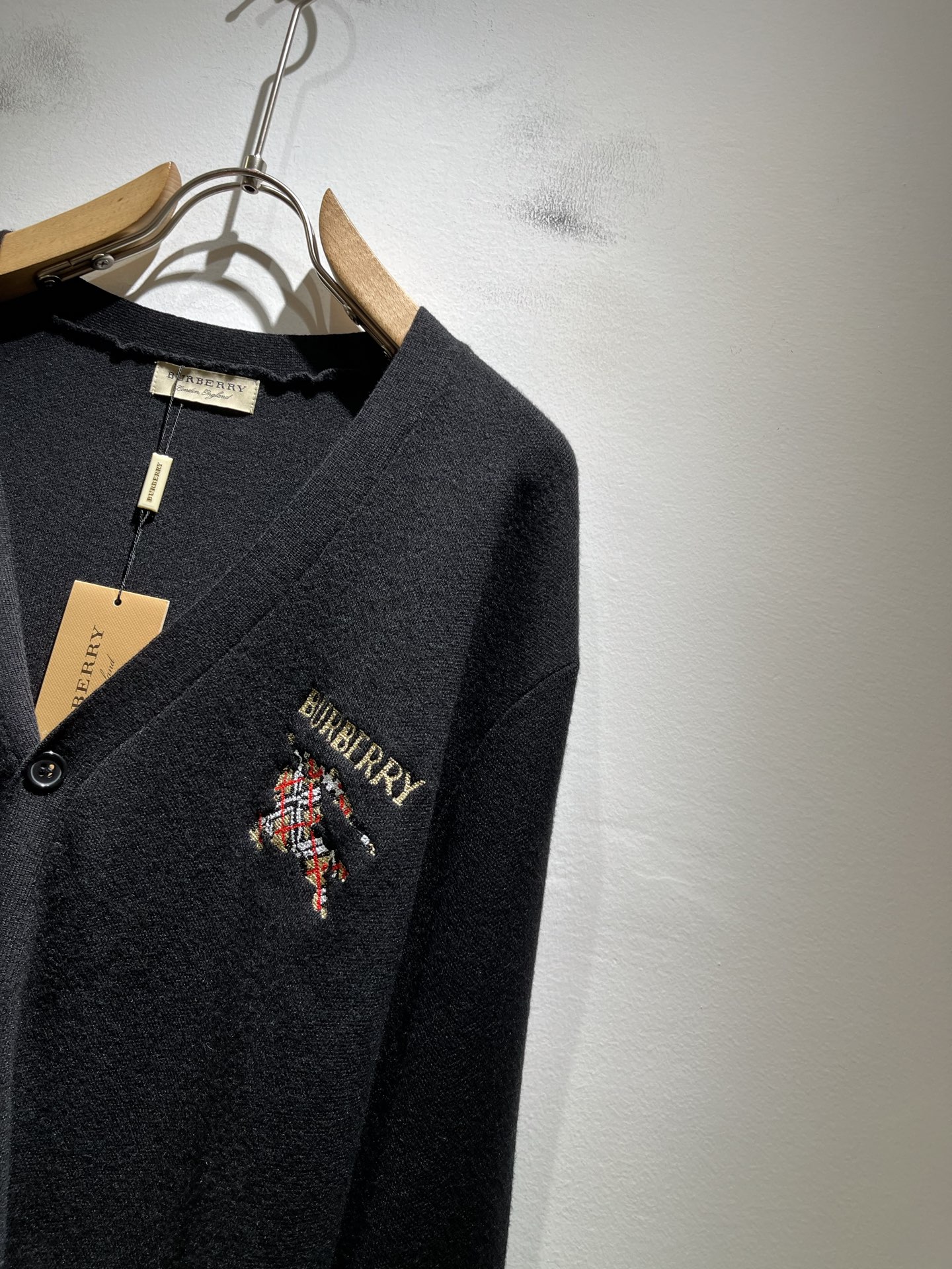 Bur*erry 巴*莉 2025秋冬新款长袖针织羊毛开衫，品牌经典设计元素！既不单调也不复杂,恰到好处