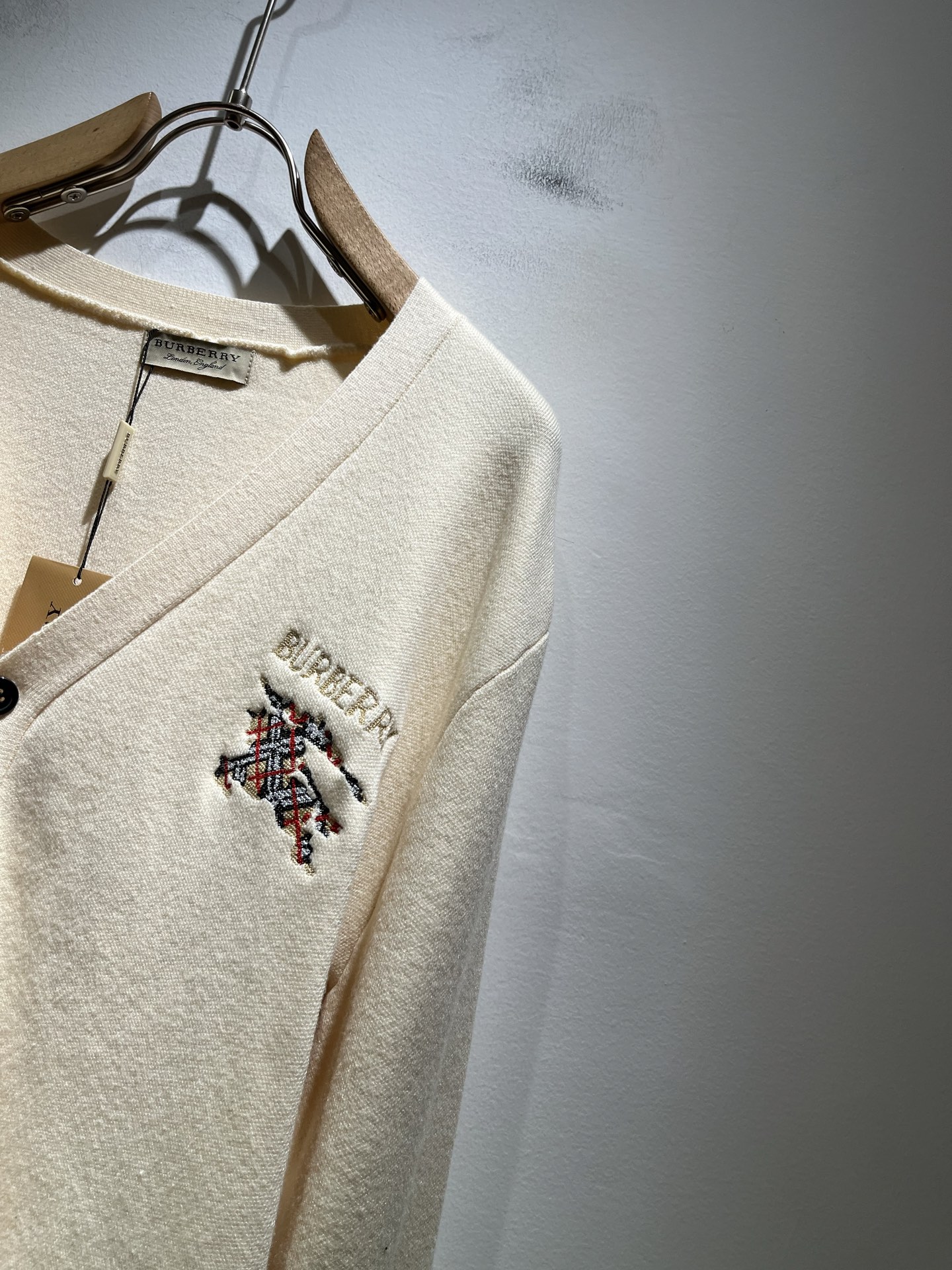 Bur*erry 巴*莉 2025秋冬新款长袖针织羊毛开衫，品牌经典设计元素！既不单调也不复杂,恰到好处