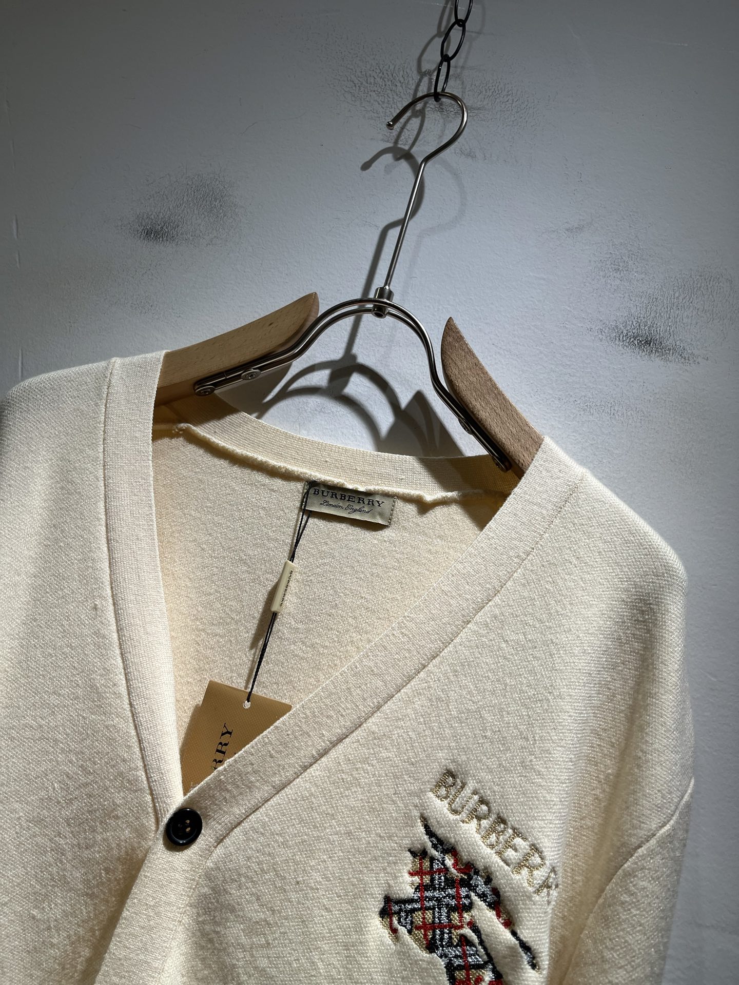 Bur*erry 巴*莉 2025秋冬新款长袖针织羊毛开衫，品牌经典设计元素！既不单调也不复杂,恰到好处