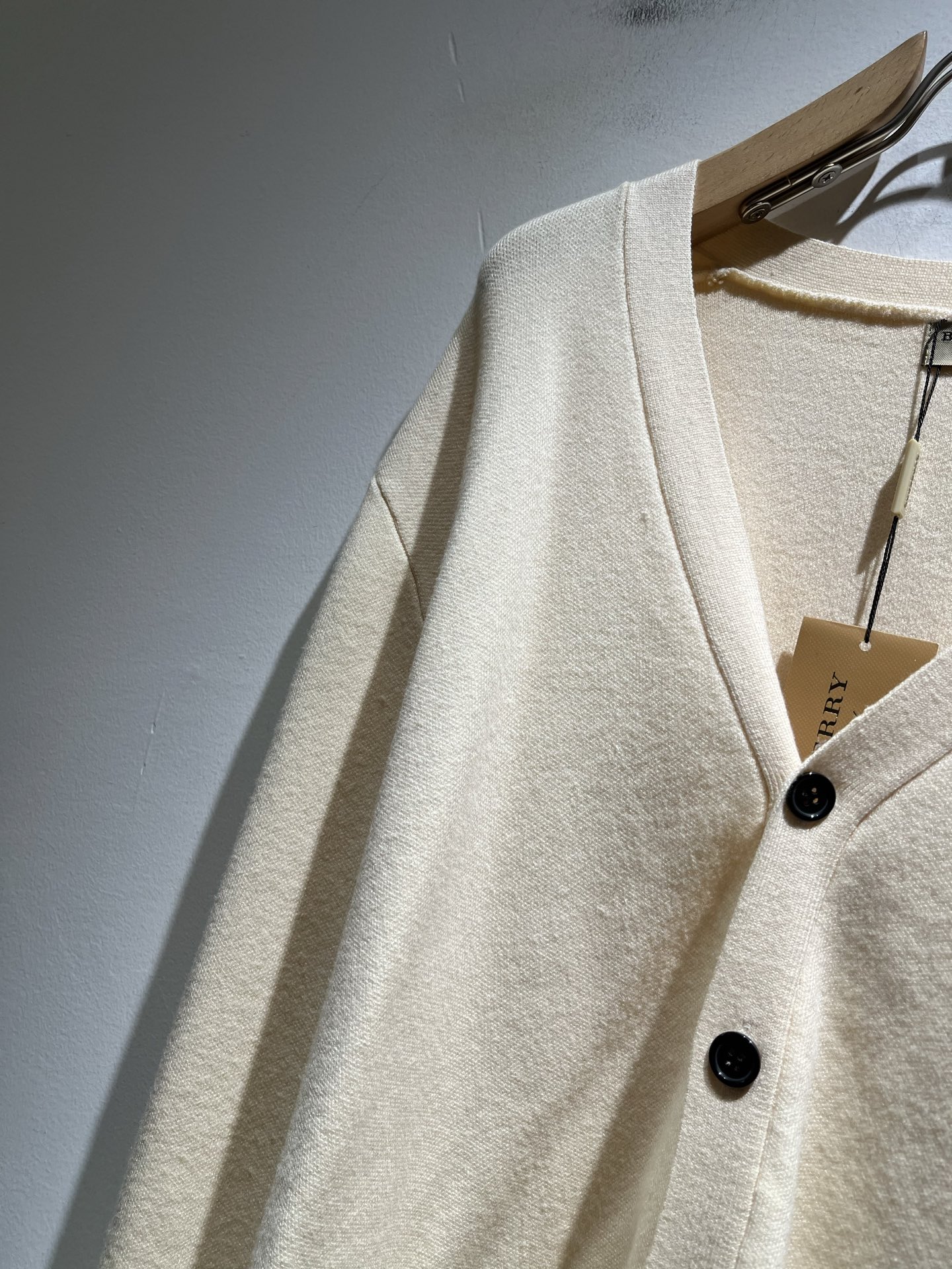 Bur*erry 巴*莉 2025秋冬新款长袖针织羊毛开衫，品牌经典设计元素！既不单调也不复杂,恰到好处