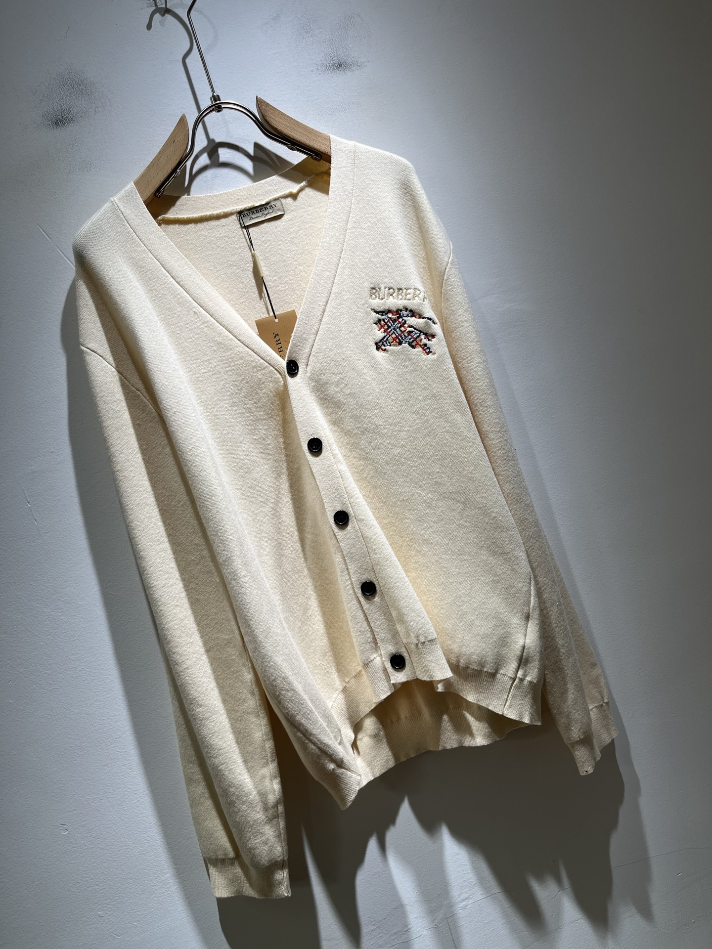 Bur*erry 巴*莉 2025秋冬新款长袖针织羊毛开衫，品牌经典设计元素！既不单调也不复杂,恰到好处