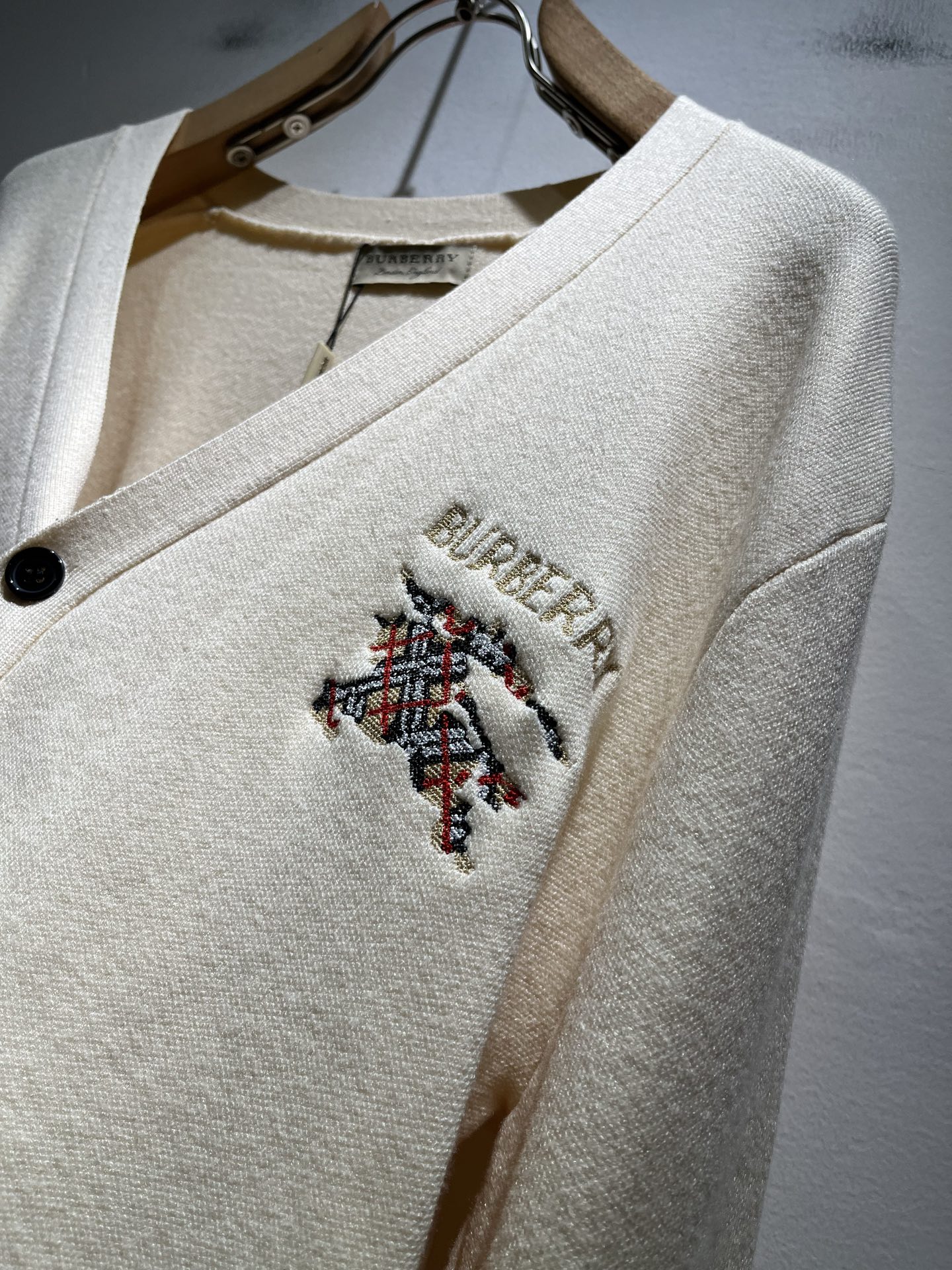 Bur*erry 巴*莉 2025秋冬新款长袖针织羊毛开衫，品牌经典设计元素！既不单调也不复杂,恰到好处