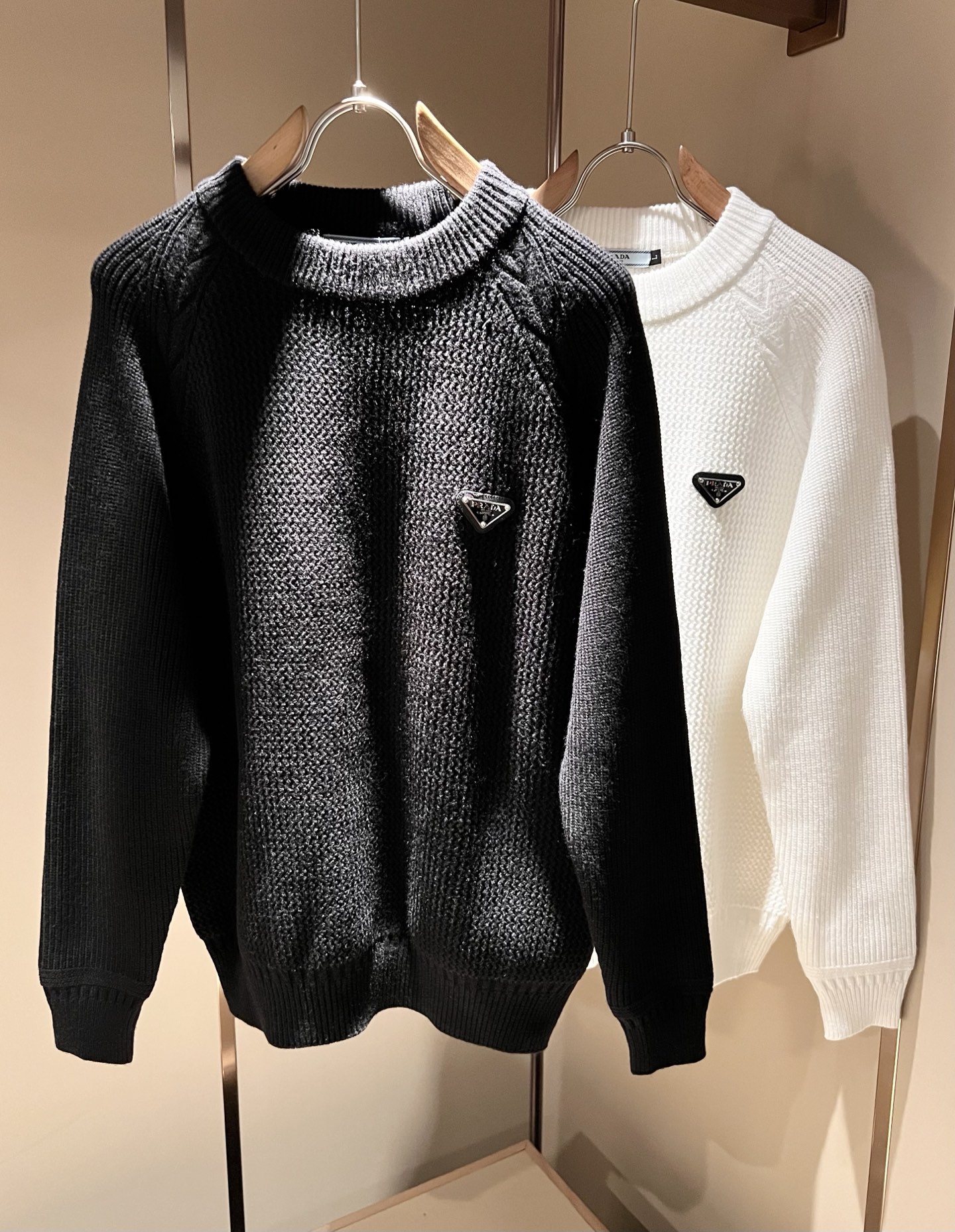 NO:538303,PRAD*A Pu*da 2025 autumn and winter new men's knitted wool sweater, the latest model is exclusively available on the entire network!  !  ~ It is classic and fashionable and versatile, who doesn’t like it? It will show the classic again. It is very pleasing to the eye and comes with a low luxury halo and recognition!  Pr*da's traditional brand concept and modern advanced technology are perfectly combined. Coupled with the extremely modern and modern minimalist design, P's exclusive three-dimensional triangle logo hardware design!  Customized 100% imported wool fabric!  The texture of this model is quite touching, the specifications and grades are known with tentacles. The degree of delicateness and breathability are top-notch!  Size M-4XL, prada, alexander wang19860909PRAD*A普*达2025秋冬新款男士针织羊毛衫,最新款全网独家首上！！~既经典有时尚百搭,谁不爱啊,将经典再次展现,非常的耐看,自带低奢光环与辨识度！Pr*da传统的品牌理念和现代化的先进技术进行了完美结合.加上极其现代摩登风范的简约设计,p家专属立体三角标识五金设计！定制百分百进口羊毛面料！此款的质感相当感人 触手便知规格档次 细腻程度与透气效果堪称顶级！尺码M-4XL,,prada,alexander wang,Men's clothing