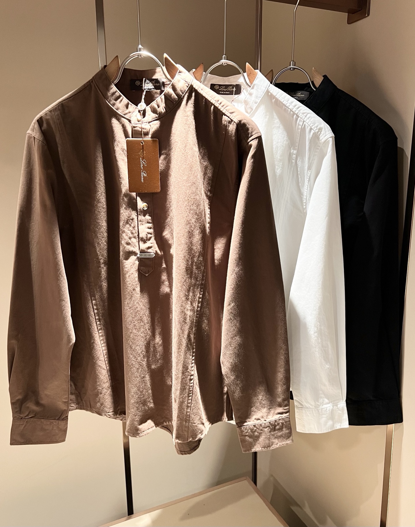 NO:540288,Loro Piana Nouyou Pianya The latest trade order for men in autumn and winter, stand-up collar shirt, full quality!  !  Designed with logo hardware pattern!  The upper body is comfortable and breathable, not stiff, and the overall three-dimensional feeling is rich. Quality export orders, customized exclusive cotton and linen fabric tailoring to meet the simple needs of commuters for dress. The upper body is very effective, it looks slim and not picky about the figure. The fabric workmanship... Improper, only good craftsmanship can make you feel good and tasteful, a must-have item for everyone!  Size M-4XL, loro piana, alexander wang19860909Loro Piana诺悠翩雅 秋冬男士最新的贸易订单立领衬衣,全品相！！采用logo五金图案设计！上身舒适透气,不僵硬,整体有着丰富的立体感,品质出口订单,定制专属棉麻面料剪裁,满足通勤人们对于着装的简约需求,上身效果很好,显瘦,不挑剔身材.面料做工....无可挑剔,好工艺好面料才能穿出好品味一款,人手必备单品！尺码M-4XL,,loro piana,alexander wang,Men's clothing