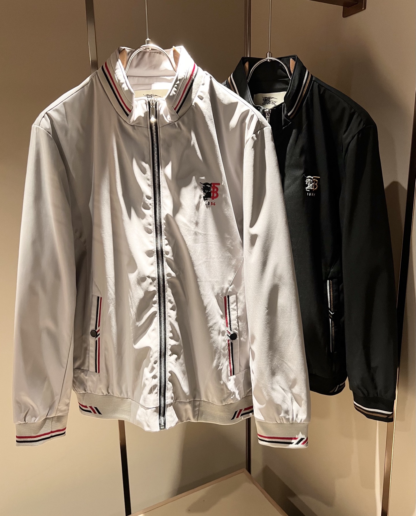 NO:537297,BURBER*Y BAR*Li’s new autumn and winter jacket is coming. It is made of a popular environmentally friendly polyester fiber fabric recently. It is a high-end outdoor sports and leisure series, which is very popular and sports trend!  The latest special material developed by BUR, memory fabric, is also called memory cloth, which refers to fabrics with morphological memory functions, and embroidery design on the chest logo pattern!  Selling all versions on the market in seconds is not a level at all. Whether it is material, detail restoration and craftsmanship, you are not afraid of any challenges. Just to contribute wonderful products to everyone. As always, it is consistent. A style that implements the core concept of BUR tightly ties the plaid and fashion, always maintains perfection, a simple but not simple design style perfectly meets the outfit you need in daily life. Size: M-4XL, burberry, jackets & coats, jackets & coats, alexander wang19860909BURBER*Y巴*莉2025秋冬新品夹克外套重磅来袭,最近比较火热的环保聚酯纤维面料制作而成,高端户外运动休闲系列,非常火热运动风潮！BUR最新研发的特殊材质,记忆面料也叫记忆布,是指具有形态记忆功能的面料,胸前logo图案刺绣设计！秒杀市面上一切版本,只能说根本就不是一个级别的存在,不管是材质还是细节还原度以及工艺制作方面,不惧任何挑战,只为给大家奉献绝妙产物一如既往,始终如一,贯彻了BUR核心理念的一个款式将格纹与时尚紧紧的捆绑在一起,时刻保持完美,简约而不简单的的设计风格,完美的满足了你日常所需要的穿搭.尺码:M-4XL,,burberry,jackets & coats,jackets & coats,alexander wang,Men's clothing