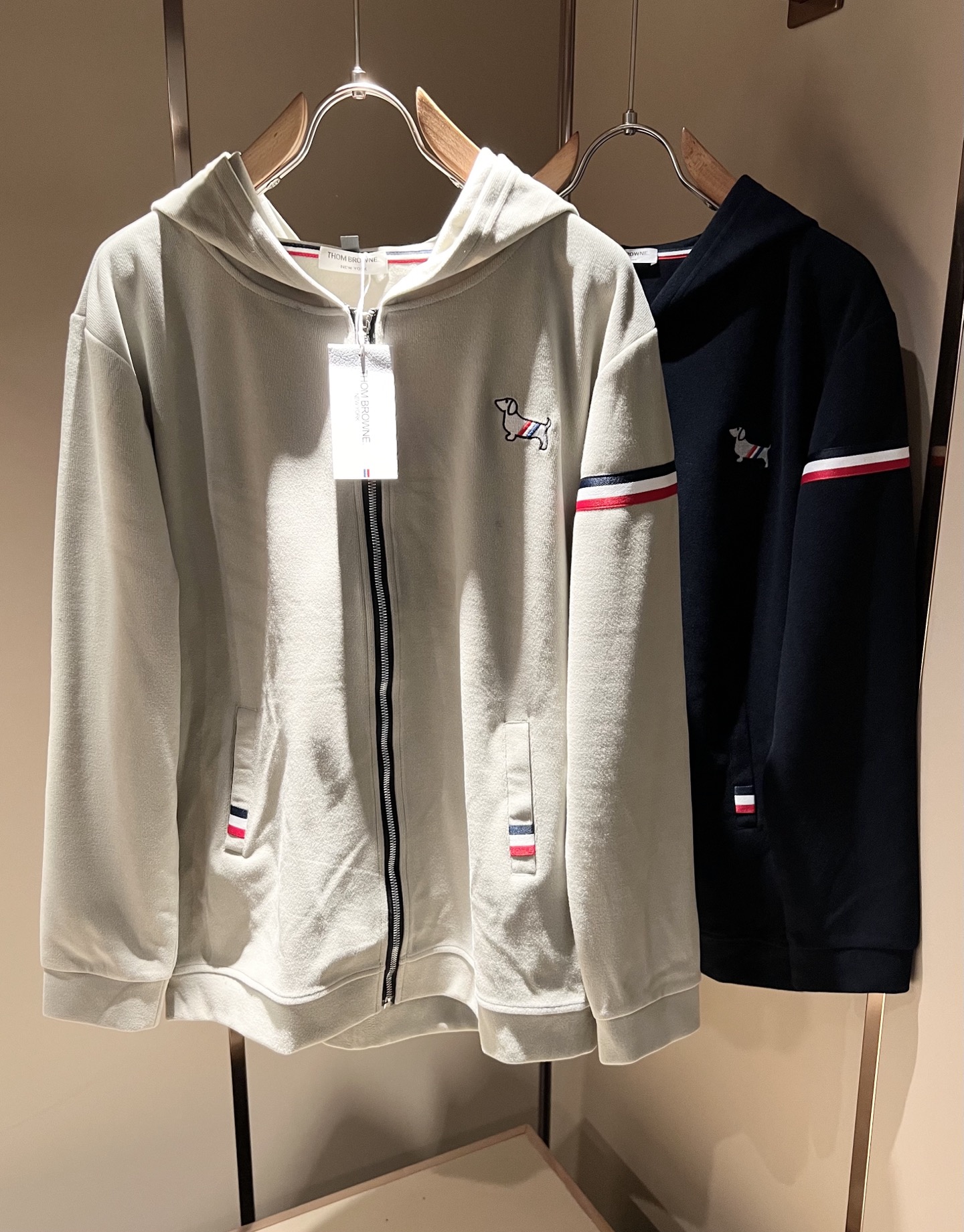 NO:538953,ThomBrow*e Tom*Long ~ 2025 autumn and winter new products for men and women’s same hooded sweatshirt!  It is available at the same time on the official website, with casual classics, unique design charm, very high-end, simple but not simple, and a new model of ready-to-wear!  The fabric is selected with unique pure cotton fabric, which feels smooth and soft, has texture, and has a strong sense of verticality. The upper body is smooth and not tight, and the stuffy feeling caused by direct ultraviolet rays. The chest design logo puppy pattern logo embroidery design!  The style is harmonious and unified, with the ultimate craftsmanship level. The side is very unique and tailored, very flavorful, delicate and comfortable to wear, showing sports vitality and exquisite details. The classic and perfect layout design shows fashion vitality in daily leisure life. Improve men's charm and style and achieve high-end models. Size M-4XL, hoodie, sweatshirts, hats, alexander wang19860909ThomBrow*e汤姆*朗 ~2025秋冬新品男女同款连帽卫衣！官网同步有售,休闲经典,独特设计魅力,非常高端,简约不简单,成衣新典范！面料精选独特纯棉面料,手感光滑柔软,有质感,有很强的垂直感,上身爽滑不紧绷,紫外线直射造成的闷热感,胸前设计标识小狗图案logo刺绣设计！风格和谐统一,极致工艺水平.侧面非常独特裁剪设计风格,非常有味道,精致细腻,好穿舒适,展现运动活力,细节考究.经典完美版型设计,日常休闲生活中展现时尚活力.提升男士魅力格调,成就高端典范.尺码M-4XL,,hoodie,sweatshirts,hats,alexander wang,Men's clothing