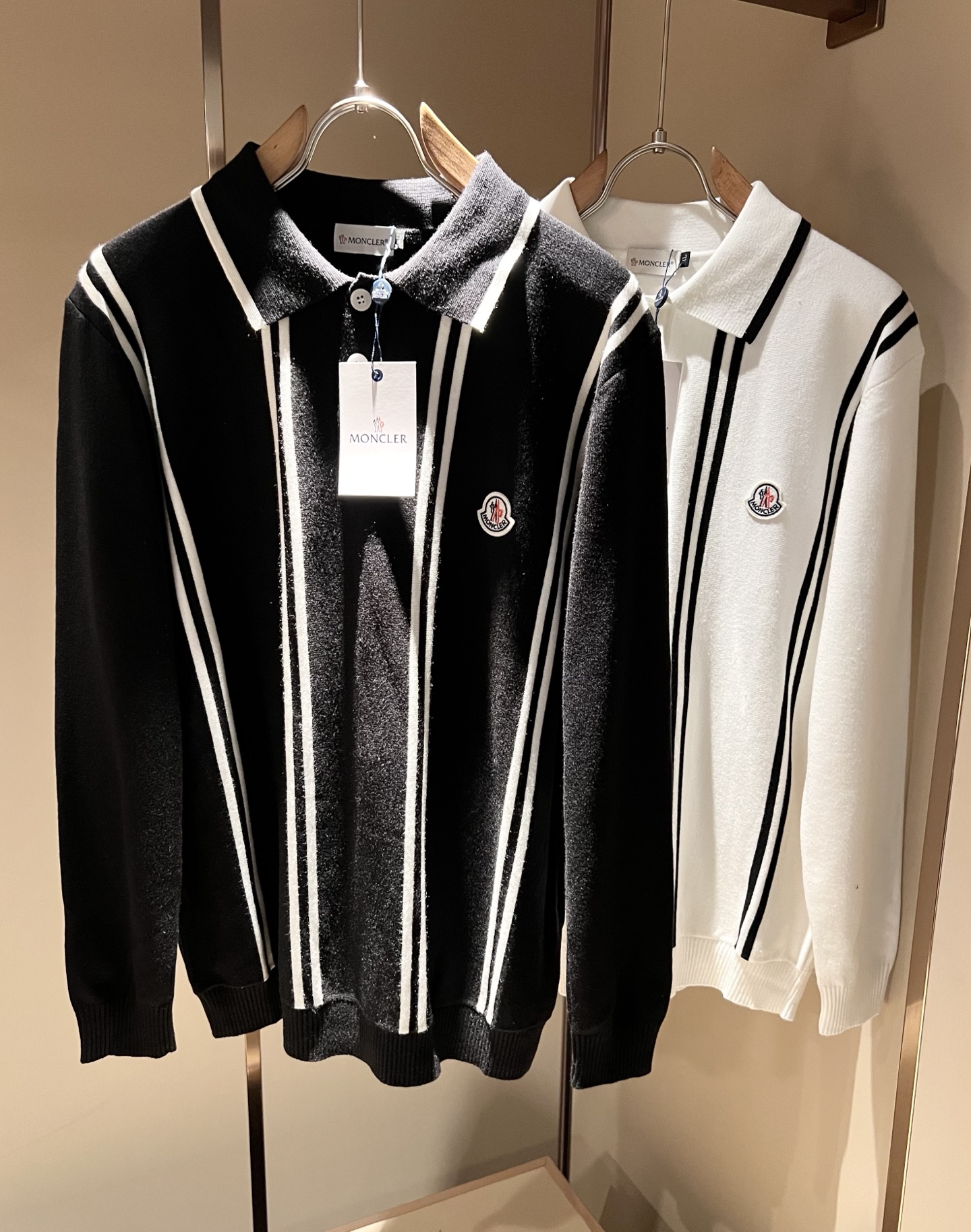 NO:538278,Moncl*r Meng*kou 2025 autumn and winter men and women same style couples latest trade order knitted wool sweater, full quality!  !  Internet celebrity style!  The craftsmanship is made of knitted wool crochet, and the simple Mon logo logo badge design!  It is not stiff, the overall feel is rich in three-dimensionality, quality export orders, customized exclusive knitted wool fabrics to meet the simple needs of commuters for dressing. The upper body effect is very good, it looks slim and does not picky about the figure. The fabric workmanship is impeccable, and only good craftsmanship can make you feel good taste. It is a must-have item for everyone!  Size M-4XL, alexander wang19860909Moncl*r蒙*口 2025秋冬男女同款情侣款最新的贸易订单针织羊毛衫,全品相！！网红款！工艺采用针织羊毛钩织,简单Mon标识logo徽章设计！不僵硬,整体有着丰富的立体感,品质出口订单,定制专属针织羊毛面料,满足通勤人们对于着装的简约需求,上身效果很好,显瘦,不挑剔身材.面料做工....无可挑剔,好工艺好面料才能穿出好品味一款,人手必备单品！尺码M-4XL,,alexander wang,Men's clothing