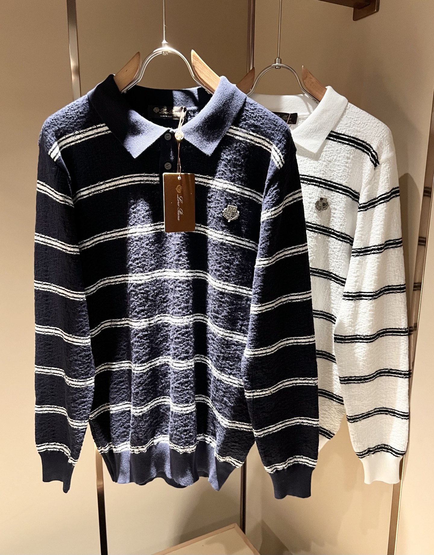 NO:537291,Loro Piana Nouyou Pianya The latest trade order knitted wool sweater for men in 2025, all the quality!  !  The upper body is comfortable and breathable, not stiff, and the overall body has a rich three-dimensional feeling, quality export orders, and chest logo pattern hardware design!  Customized exclusive knitted wool fabric tailoring to meet the simple needs of commuters for dressing. The upper body is very effective, it looks slim and does not picky about the figure. The fabric workmanship is impeccable. Only good craftsmanship and good fabrics can make you feel good. It is a must-have item for everyone!  Size M-4XL, loro piana, alexander wang19860909Loro Piana诺悠翩雅 2025秋冬男士最新的贸易订单针织羊毛衫,全品相！！上身舒适透气,不僵硬,整体有着丰富的立体感,品质出口订单,胸前logo图案五金设计！定制专属针织羊毛面料剪裁,满足通勤人们对于着装的简约需求,上身效果很好,显瘦,不挑剔身材.面料做工....无可挑剔,好工艺好面料才能穿出好品味一款,人手必备单品！尺码M-4XL,,loro piana,alexander wang,Men's clothing