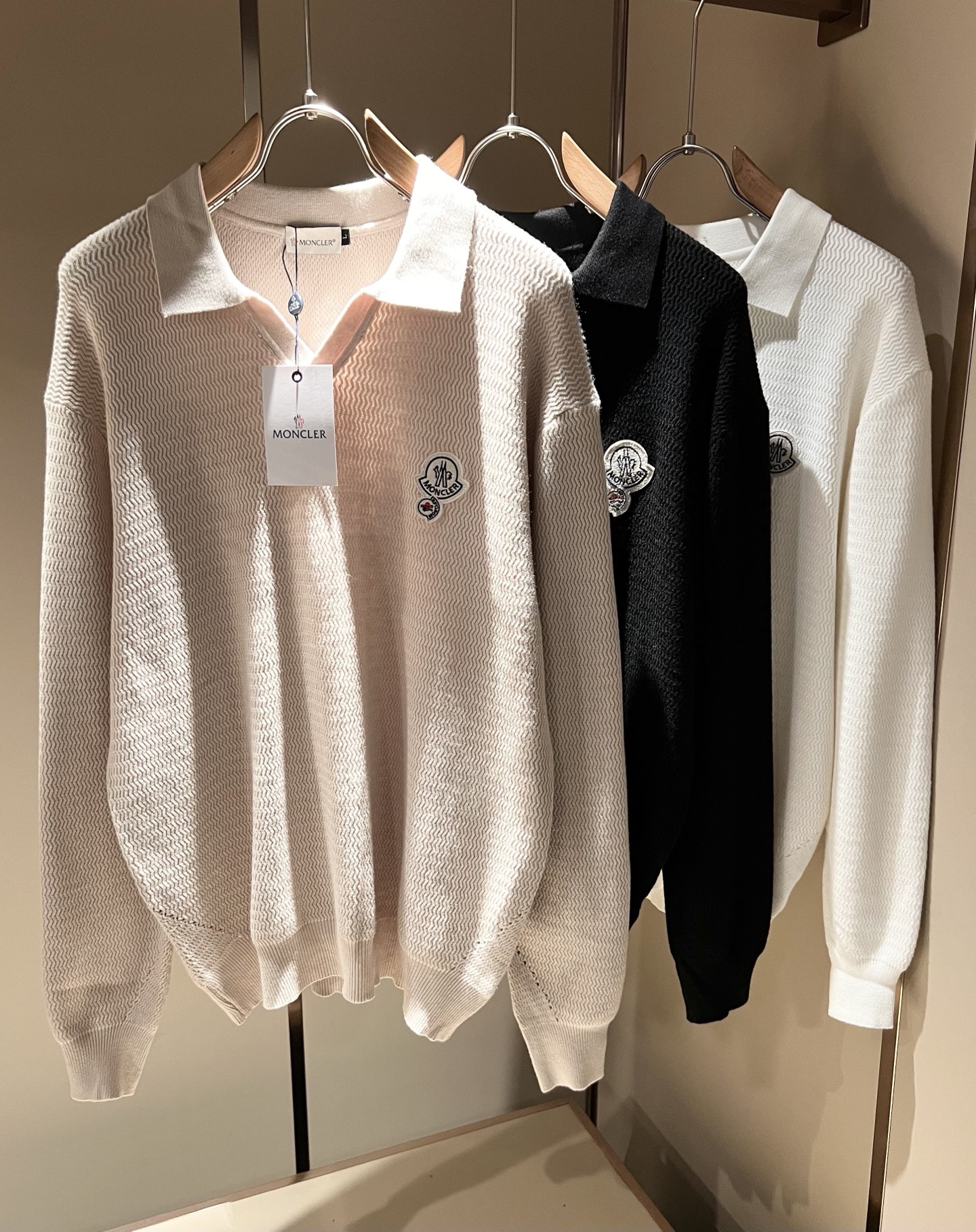 NO:538290,Moncl*r Meng*kou 2025 autumn and winter men and women same style couples latest trade order knitted wool sweater, full quality!  !  Internet celebrity style!  The craftsmanship is made of knitted wool crochet, and the simple Mon logo logo badge design!  It is not stiff, the overall feel is rich in three-dimensionality, quality export orders, customized exclusive knitted wool fabrics to meet the simple needs of commuters for dressing. The upper body effect is very good, it looks slim and does not picky about the figure. The fabric workmanship is impeccable, and only good craftsmanship can make you feel good taste. It is a must-have item for everyone!  Size M-4XL, alexander wang19860909Moncl*r蒙*口 2025秋冬男女同款情侣款最新的贸易订单针织羊毛衫,全品相！！网红款！工艺采用针织羊毛钩织,简单Mon标识logo徽章设计！不僵硬,整体有着丰富的立体感,品质出口订单,定制专属针织羊毛面料,满足通勤人们对于着装的简约需求,上身效果很好,显瘦,不挑剔身材.面料做工....无可挑剔,好工艺好面料才能穿出好品味一款,人手必备单品！尺码M-4XL,,alexander wang,Men's clothing