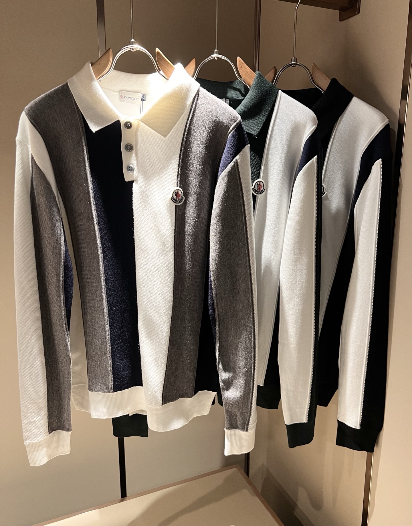 NO:538296,Moncl*r Meng*kou 2025 autumn and winter men and women same style couples latest trade order knitted wool sweater, full quality!  !  Internet celebrity style!  The craftsmanship is made of knitted wool crochet, and the simple Mon logo logo badge design!  It is not stiff, the overall feel is rich in three-dimensionality, quality export orders, customized exclusive knitted wool fabrics to meet the simple needs of commuters for dressing. The upper body effect is very good, it looks slim and does not picky about the figure. The fabric workmanship is impeccable, and only good craftsmanship can make you feel good taste. It is a must-have item for everyone!  Size M-4XL, alexander wang19860909Moncl*r蒙*口 2025秋冬男女同款情侣款最新的贸易订单针织羊毛衫,全品相！！网红款！工艺采用针织羊毛钩织,简单Mon标识logo徽章设计！不僵硬,整体有着丰富的立体感,品质出口订单,定制专属针织羊毛面料,满足通勤人们对于着装的简约需求,上身效果很好,显瘦,不挑剔身材.面料做工....无可挑剔,好工艺好面料才能穿出好品味一款,人手必备单品！尺码M-4XL,,alexander wang,Men's clothing