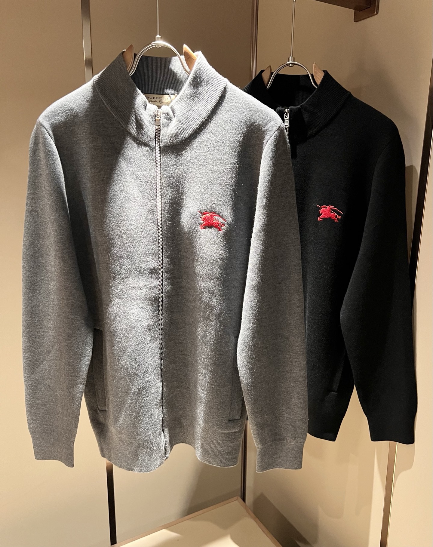 NO:538284,Bur*erry 2025 autumn and winter new long-sleeved zipper knitted wool cardigan, classic brand design elements!  Neither monotonous nor complicated, it shows taste just right!  Customized wool fabrics are available for customers!  Comfortable and breathable are no problem at all. The unique high luxury of the fabric presents a simple and elegant temperament!  Logo logo pattern embroidery design!  Every detail is a synchronized with high-end fashion. Size: M-4XL, burberry, alexander wang19860909Bur*erry 巴*莉 2025秋冬新款长袖拉链款针织羊毛开衫,品牌经典设计元素！既不单调也不复杂,恰到好处的展现品味！客供定制羊毛面料！舒适透气根本不在话下,面料独具的高奢感呈现简约优雅气质！标识logo图案刺绣设计！每一处细节都是与高端时尚同步的体现.尺码:M-4XL,,burberry,alexander wang,Men's clothing