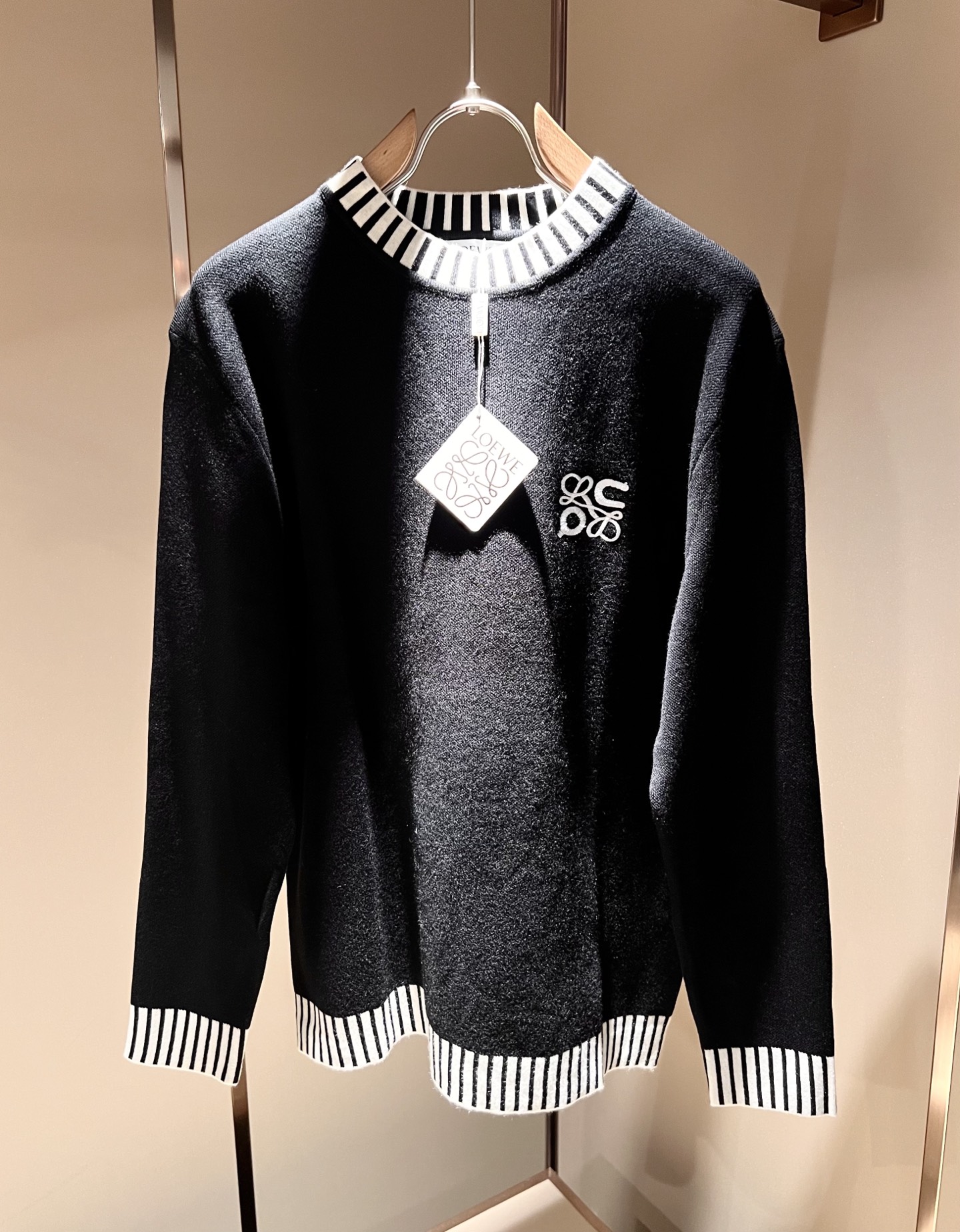 NO:537282,LO*WE/Luo*We 2025 autumn and winter new men and women knitted wool sweaters, trading company channel goods, the latest products in 2025, official cabinets sold simultaneously, classic star-grade products!  LO*WE's leather goods have the highest voice in the entire fashion circle, with a high brand value and influence, and a century-old historical and cultural heritage. The royal noble brand has subverted modern aesthetics with its exquisite handicrafts and design sense!  The overall design conforms to the aesthetic design of LOE home, uses classic brand elements, perfectly following the essence and genes of LOE home, and designs logo logo pattern embroidery design!  The visual is quite exquisite and beautiful, showing the brand's characteristics, with a high recognition and a very fashionable feel. The overall design explains minimalism to the extreme, simple and generous!  Customers supply high-end materials imported from Egypt, and select high-end knitted wool fabrics!  Extremely luxurious and special materials, all fabric attributes are superior, the touch experience is self-evident, and the ultimate luxury enjoyment!  The quality is perfect, the details are exquisite and exquisite, which not only reduces age and highlights the fashionable temperament. The upper body is full of temperament. The color matching is quite in line with the needs of the matching season, and the control is extremely high. It has no need to define age and has an excellent styling feel!  Size M-3XL, loewe, alexander wang19860909LO*WE/罗*威2025秋冬新款男女同款针织羊毛衫,贸易公司渠道货,2025年最新品,官柜同步售卖,经典明星级单品！LO*WE家的皮具单品在整个时装圈最有极高的的发言权,品牌价值影响力颇高,有着百年历史文化底蕴,皇室御贵族御用品牌,其精湛的手工艺及设计感颠覆了现代审美！整体的设计符合LOE家美学设计,运用了经典的品牌元素,完美沿袭了LOE家的精髓与基因,设计logo标识图案刺绣设计！视觉颇为精致美观,彰显了品牌特质,辨识度极高且极具时髦感,整体的设计将极简主义阐释到极致,简约而大方！客供埃及进口高级物料,甄选高端针织羊毛面料！极为奢华特殊的材质,面料属性皆为上乘,触感体验不言而喻,奢华极致享受！品相完美如斯,细节处处精致考究,即减龄又凸显了时髦气质感,上身满满的气质感,配色相当符合搭配季节需求,驾驭度混搭性极高,无关年龄界定,造型感极佳的一款单品！尺码M-3XL,,loewe,alexander wang,Men's clothing