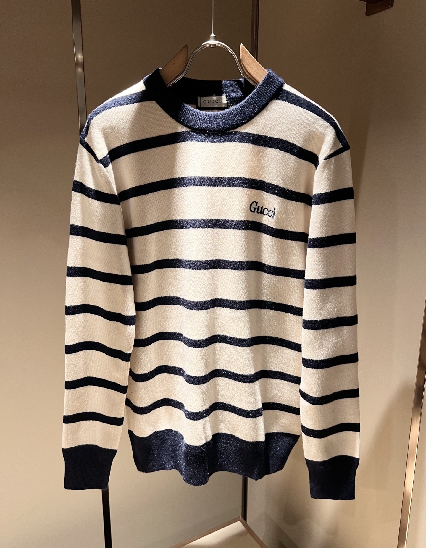 NO:537294,GUC*I Gujia 2025 autumn and winter new style for men and women, knitted wool sweater, chest logo embroidery design!  Trading companies have sparse channels and are released on the official website at the same time!  G Home Autumn and Winter Series Couple Sweater is online, and the design is classic color matching crochet design!  This sweater is selected for imported knitted wool material!  The fabric feels thick and has a certain sense of self-weight. It has a soft and dense terry texture. It is breathable and comfortable to wear with close body. It has beautiful colors and is eye-catching and fashionable. The unique patterns can definitely make you outstanding among the crowd!  Casual style cut design!  The upper body effect is age-reducing and versatile. It can easily get daily casual outfits for both men and women!  Size M-3XL, gucci, gucci, gucci, sweaters, alexander wang19860909GUC*I 古家 2025秋冬新款男女同款 针织羊毛衫,胸前标志logo刺绣设计！贸易公司渠道稀出,同步官网发售！G家秋冬系列情侣毛衣上线,设计经典配色钩织设计！此款毛衣甄选客供进口针织羊毛材质！面料手感偏厚实,有一定的自重感,柔软绵密的毛圈肌理,贴身穿着透气亲肤舒适,色彩靓丽、吸睛时髦度爆棚,与众不同的图案绝对可以让你在人群中出彩万分！休闲版型裁剪设计！上身效果减龄又百搭,轻松Get起日常休闲穿搭,男女皆可轻松驾驭！尺码M-3XL,,gucci,gucci,gucci,sweaters,alexander wang,Men's clothing