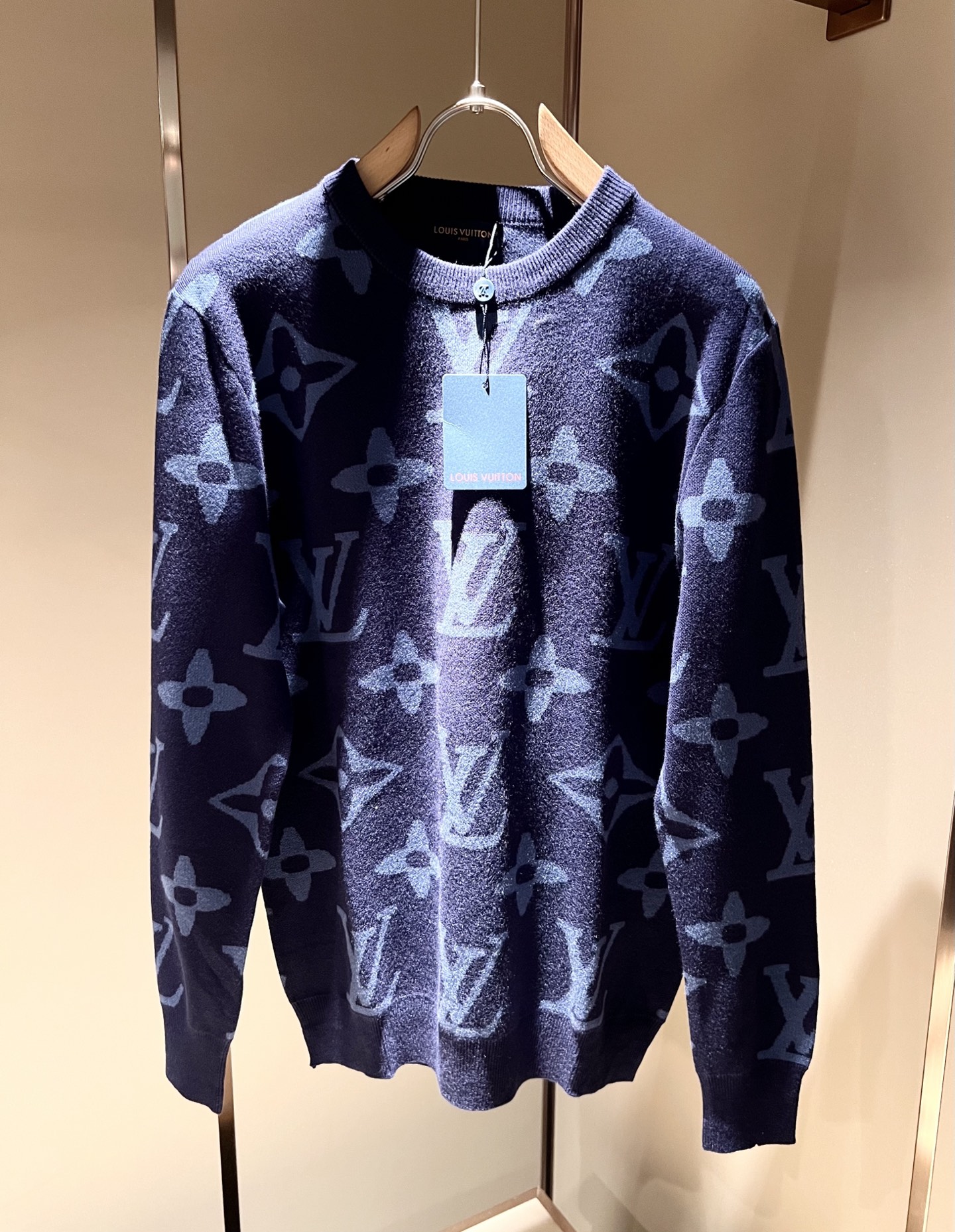 NO:537276,Louis Vuit*on 2025 Autumn and Winter Louis Family Light Luxury Monogram Crocheted Knitted Wool Sweater!  Decoration for men and women!  The new high-end Louis family, the details and quality are always flawless, and creative designs are emerging one after another. If you don’t buy a few pieces this fall and winter, you can’t be considered a fashion expert. Monogram crochet pattern design!  It is a thing that everyone loves. It is made of top-grade wool blend, super soft and tough, and has excellent breathability. It comes from world-class trade-level OEM channels, and is extremely rare in quantity and cannot be sold out. The 'Dou Brand' produces prestigious items every year, and the three-dimensional logo presents an extraordinary texture and is clean and neat. This is the special skill of the Louis family and the latest craftsmanship this quarter. The degree of meticulousness has reached the top, and the slim three-dimensional tailoring design is a unique one. It is a fusion of luxury and fashion!  Size M-3XL, louis vuitton,louis vuitton,louis vuitton,alexander wang19860909Louis Vuit*on 2025秋冬路易家族轻奢Monogram钩织针织羊毛衫！男女同款装饰！ 路易家族的新高端,细节品质永远的那么完美无瑕,创意设计层出不穷.今年秋冬季节没有入手几件路易你算不上时尚达人.Monogram钩织图案设计！实属人见人爱的东西.顶级羊毛混纺打造,超级柔软且具有韧性,透气感也是绝佳.来自世界级贸易级别的代工厂渠道,数量极其稀少售完无补.“驴牌”每年都会出的老花单品,立体Logo呈现不一般的质感,干净俐落.这是路易家族的看家绝活也是本季度的最新工艺.细致化程度已经达到顶端了,修身立体剪裁的版型设计堪称一绝.属于奢华与时尚的融合！尺码M-3XL,,louis vuitton,louis vuitton,louis vuitton,alexander wang,Men's clothing