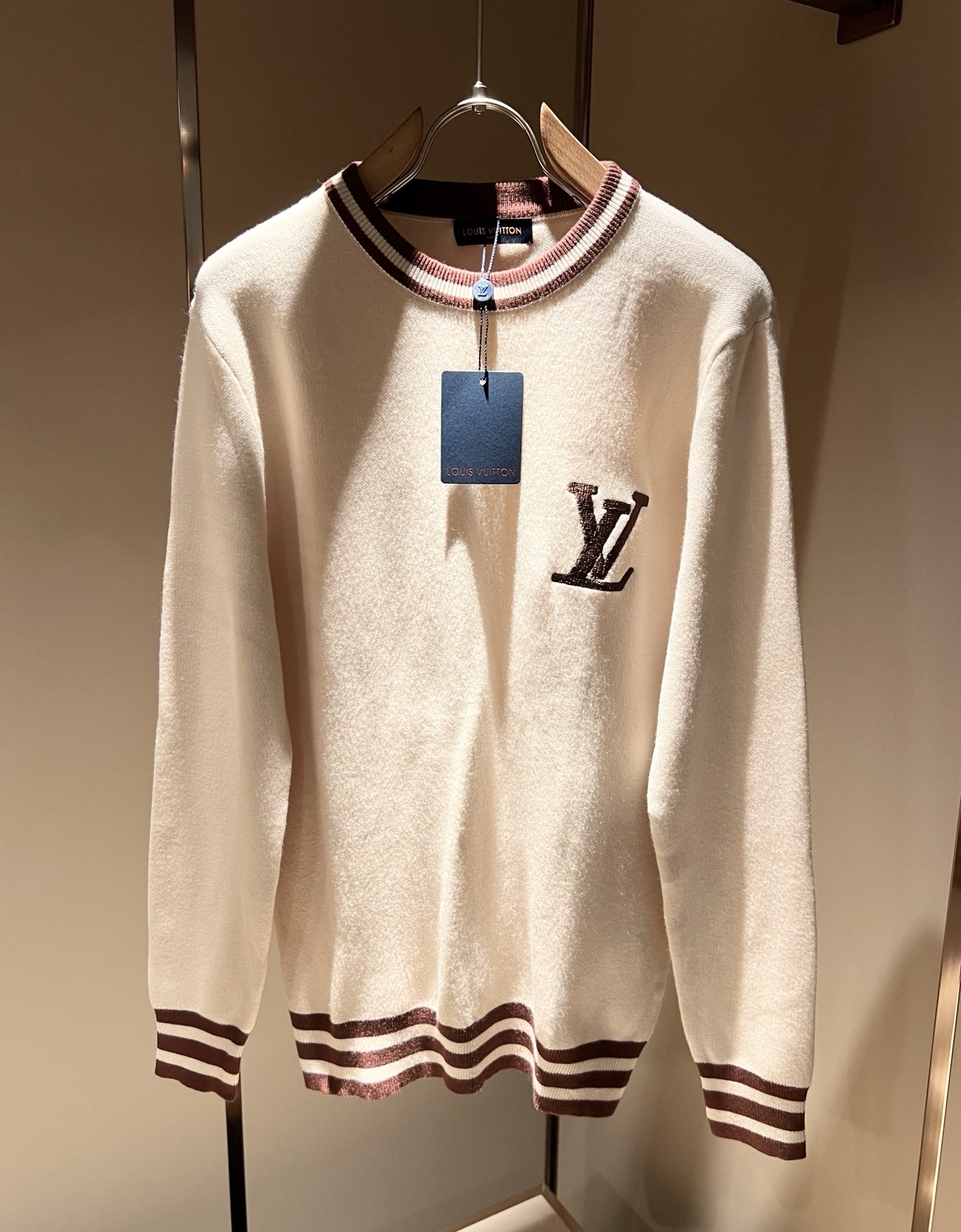 NO:537288,Louis Vuit*on 2025 Autumn and Winter Louis Family Light Luxury Knitted Wool Sweater!  Decoration for men and women!  The new high-end Louis family has always been so flawless in detail and creative designs. If you don’t buy a few pieces this fall and winter, you can’t be considered a fashion expert. The embroidered logo pattern design on the chest!  It is a thing that everyone loves. It is made of top-grade wool blend, super soft and tough, and has excellent breathability. It comes from world-class trade-level OEM channels, and is extremely rare in quantity and cannot be sold out. The 'Dou Brand' produces prestigious items every year, and the three-dimensional logo presents an extraordinary texture and is clean and neat. This is the special skill of the Louis family and the latest craftsmanship this quarter. The degree of meticulousness has reached the top, and the slim three-dimensional tailoring design is a unique one. It is a fusion of luxury and fashion!  Size M-3XL, louis vuitton,louis vuitton,louis vuitton,alexander wang19860909Louis Vuit*on 2025秋冬路易家族轻奢针织羊毛衫！男女同款装饰！ 路易家族的新高端,细节品质永远的那么完美无瑕,创意设计层出不穷.今年秋冬季节没有入手几件路易你算不上时尚达人.胸前刺绣logo图案设计！实属人见人爱的东西.顶级羊毛混纺打造,超级柔软且具有韧性,透气感也是绝佳.来自世界级贸易级别的代工厂渠道,数量极其稀少售完无补.“驴牌”每年都会出的老花单品,立体Logo呈现不一般的质感,干净俐落.这是路易家族的看家绝活也是本季度的最新工艺.细致化程度已经达到顶端了,修身立体剪裁的版型设计堪称一绝.属于奢华与时尚的融合！尺码M-3XL,,louis vuitton,louis vuitton,louis vuitton,alexander wang,Men's clothing