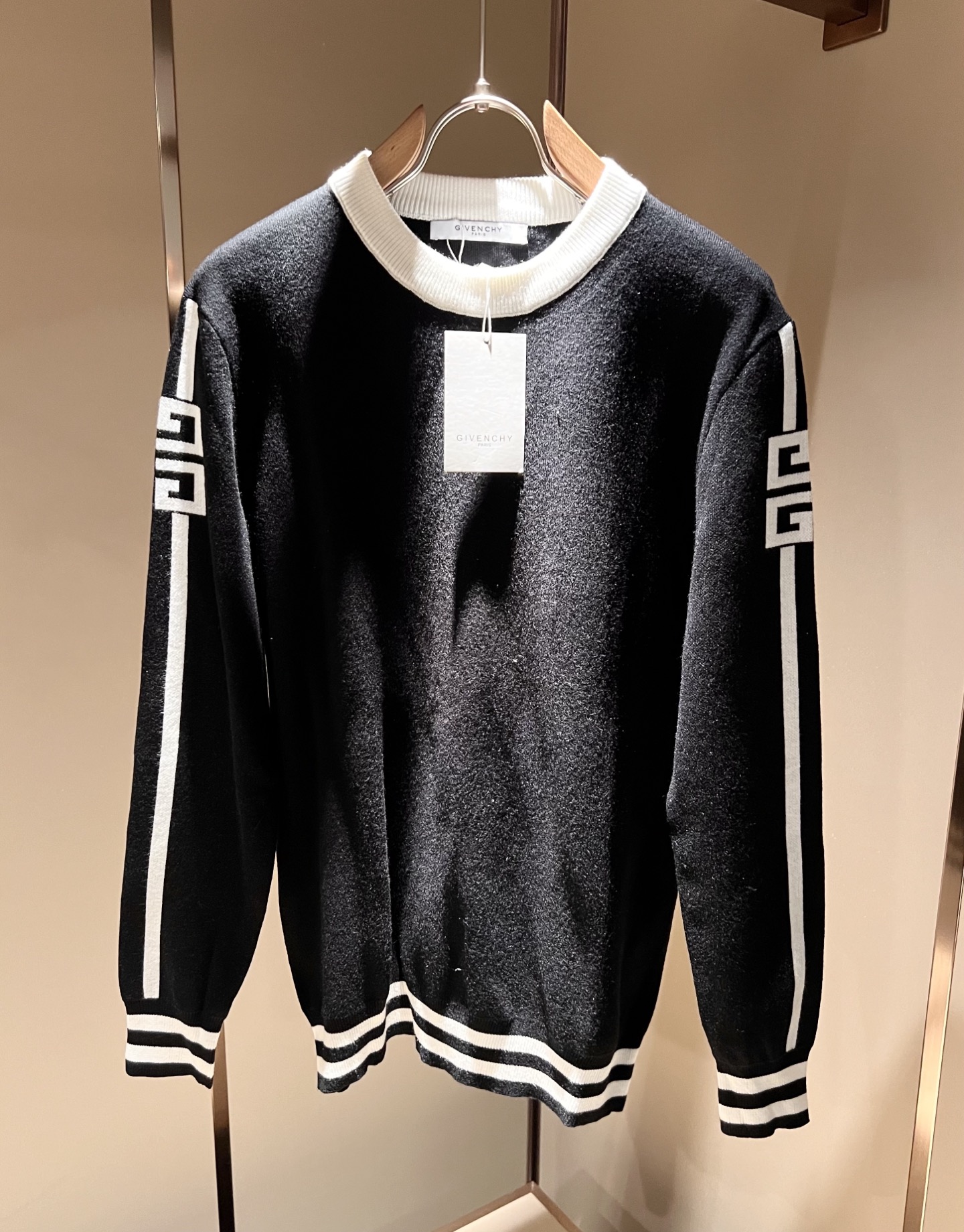 NO:537273,Giv*chy/Ji*xi's new knitted wool sweater in autumn and winter 2025, the main creator has injected new fashion energy into fashion. By exploring various themes and sexy charm, it is highly recognizable and leads the new street fashion trend. This model is the exclusive outstanding design element of G. Home. The sleeve logo pattern contrasting color crochet is perfectly integrated, with clear and restored patterns, highlighting the elegant style of the brand. The original wool material is selected, the fabric is firm and high-end, and the upper body can be easily controlled, showing the casual and fashionable charm. Size M-3XL, gucci, alexander wang19860909Giv*chy/纪*希2025秋冬新款针织羊毛衫,主创时尚注入了全新时尚能量.通过探索各种题材和性感魅力,极具辨识度,引领全新街头时尚潮流.该款是G家独家的出彩设计元素,袖子标识logo图案撞色钩织完美融合,图案清晰还原度极高,彰显品牌优雅格调.选用原版羊毛材质,面料紧实高级,上身均可轻松驾驭,展现休闲自在时尚魅力.尺码M-3XL,,gucci,alexander wang,Men's clothing