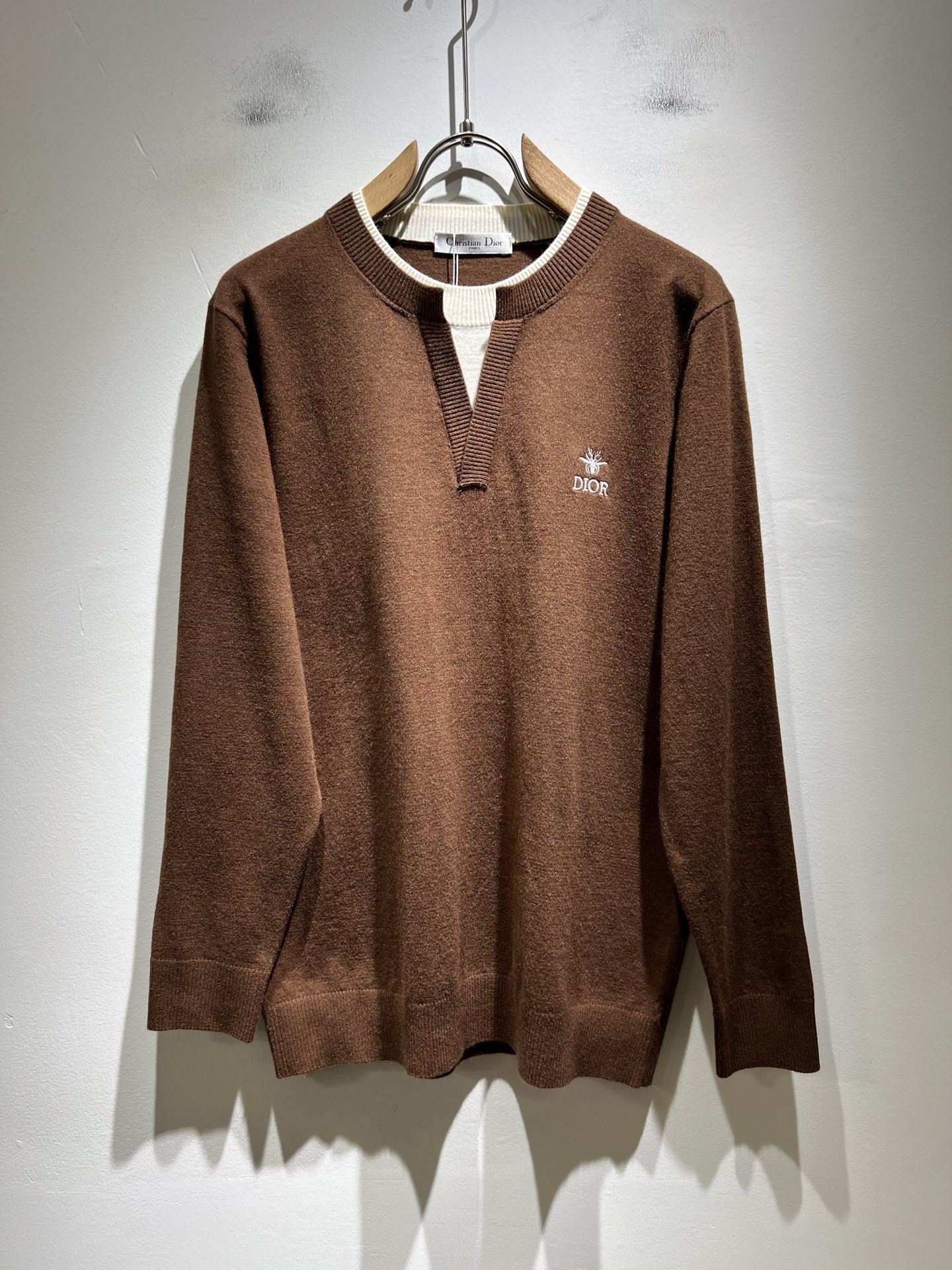 NO:550802,Dio*Dijia 2025 autumn and winter new model for men and women, two-piece knitted sweaters for the same style for men and women, will be released simultaneously in the counter!  Customized exclusive wool fabric, calm and versatile, extremely high-end, perfectly integrated with fashion and style, a top fashionable style that perfectly suits the outside wear!  The overall feeling is natural!  The ultimate classic uses the latest three-dimensional letter logo elements embroidery design!  The ultimate perfection of heavy industry!  Fans who pursue high quality are please buy them by themselves, and all fans who know the goods are invited to appreciate this model together!  !  Size M-4XL, dior, dior, alexander wang19860909Dio*迪家 2025秋冬新款男女同款假两件针织羊毛衫,专柜同步发售！定制专属羊毛面料,从容百搭,档次极高,完美融入时尚还有风情感一款完美符合外穿的顶尖时髦气质款！整体给人浑然天成的感觉！极致经典采用最新立体字母logo元素刺绣设计！极致的重工极致的完美！追求高品质的粉丝们请自行抢购,诚邀所有识货的粉丝一同鉴赏此款！！尺码M-4XL,,dior,dior,alexander wang,Men's clothing