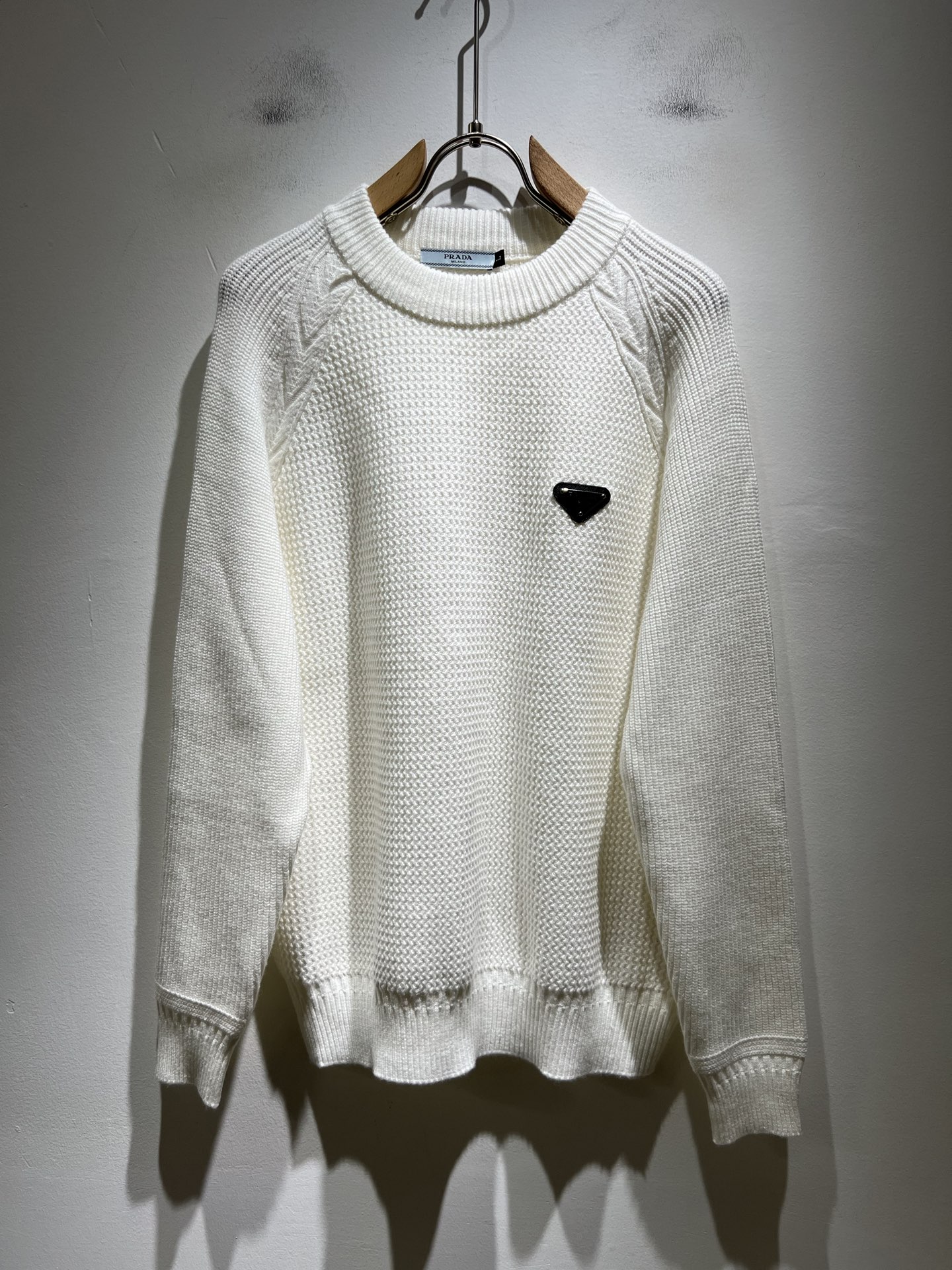 NO:566919,PRAD*A's new autumn and winter men's knitted woolen sweaters, the latest model is available exclusively on the entire network!  !  ~It is both classic and fashionable, who doesn’t love it? It shows the classic again, it is very eye-catching, and it has a low-luxury aura and recognition!  Pr*da's traditional brand concept and modern advanced technology are perfectly combined. Coupled with an extremely modern and simple design, Pr*da's exclusive three-dimensional triangle logo hardware design!  Customized 100% imported wool fabric!  The texture of this model is quite impressive. You can tell the specifications and grades at your fingertips. The level of finesse and breathability are top-notch!  Size M-4XL,,prada,alexander wang19860909PRAD*A普*达秋冬新款男士针织羊毛衫,最新款全网独家首上！！~既经典有时尚百搭,谁不爱啊,将经典再次展现,非常的耐看,自带低奢光环与辨识度！Pr*da传统的品牌理念和现代化的先进技术进行了完美结合.加上极其现代摩登风范的简约设计,p家专属立体三角标识五金设计！定制百分百进口羊毛面料！此款的质感相当感人 触手便知规格档次 细腻程度与透气效果堪称顶级！尺码M-4XL,,prada,alexander wang,Men's clothing