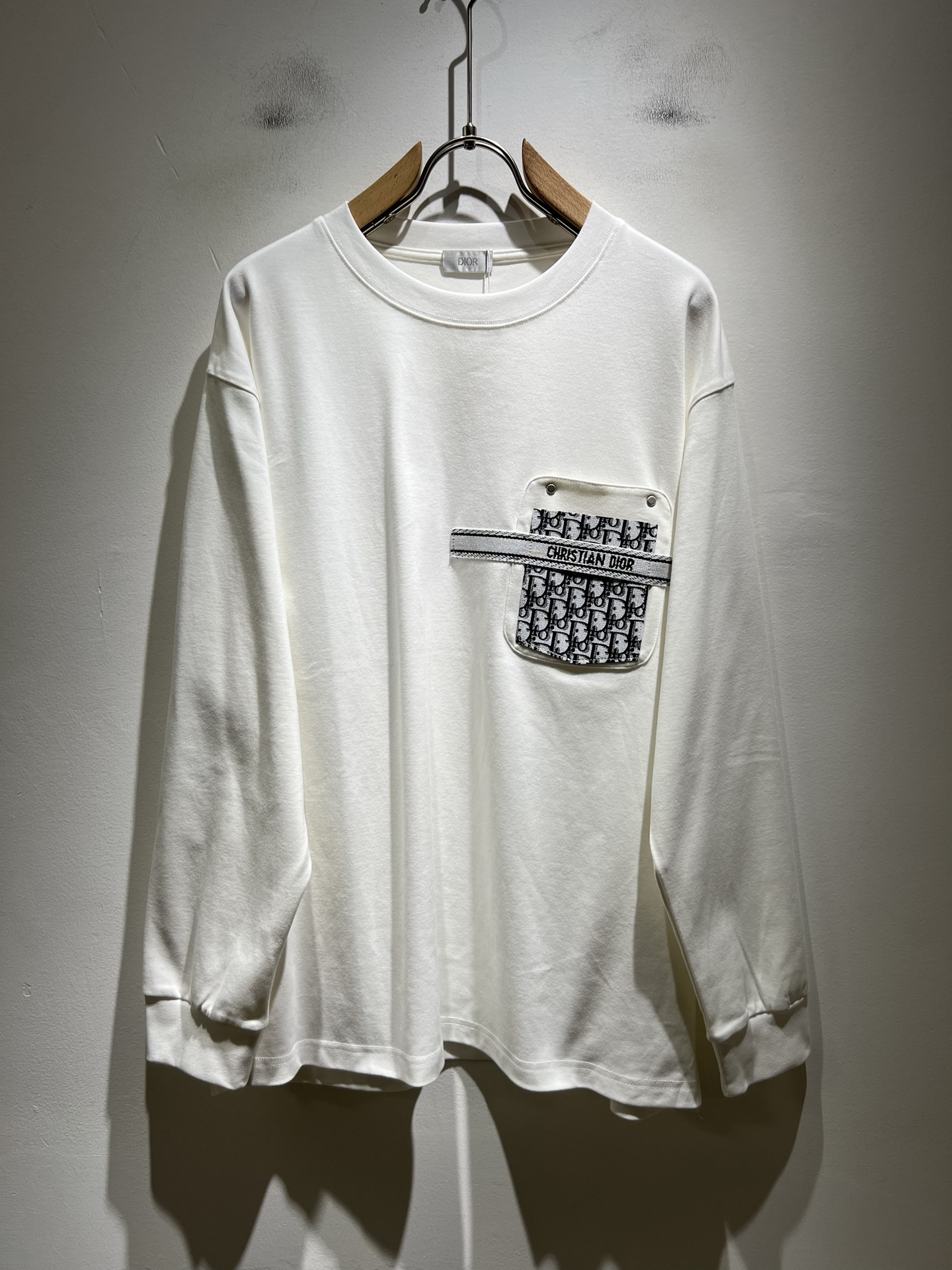 NO:565189,Dio*Dijia's new 2025 autumn and winter long-sleeved bottoming shirts for men and women are on sale simultaneously at counters!  Customized exclusive 260g pure cotton fabric, customized original craft thread, chest logo pattern laminated craft design!  Simple and elegant, easy to match and versatile, extremely high-grade, perfectly integrated into fashion and style, it is a top-notch fashionable style that is perfect for outer wear!  The whole thing gives people a natural feeling!  The ultimate classic versatile short-sleeved T-shirt, designed with the latest three-dimensional letter logo laminated elements!  The ultimate heavy work, the ultimate perfection!  Fans who pursue high quality should rush to buy it by themselves, and we sincerely invite all fans who know the goods to appreciate this model together!  !  Color Black White Size S-2XL,,dior,dior,T-shirt,tees,t-shirt,alexander wang19860909Dio*迪家 2025秋冬新款男女同款长袖打底衫,专柜同步发售！定制专属260克纯棉面料,定制原版工艺螺纹,胸前logo图案压胶工艺设计！简约大方,从容百搭,档次极高,完美融入时尚还有风情感一款完美符合外穿的顶尖时髦气质款！整体给人浑然天成的感觉！极致经典的百搭型短袖T恤,采用最新的立体字母logo压胶元素设计！极致的重工极致的完美！追求高品质的粉丝们请自行抢购,诚邀所有识货的粉丝一同鉴赏此款！！颜色黑色 白色 尺码S-2XL,,dior,dior,T-shirt,tees，t-shirt,alexander wang,Men's clothing