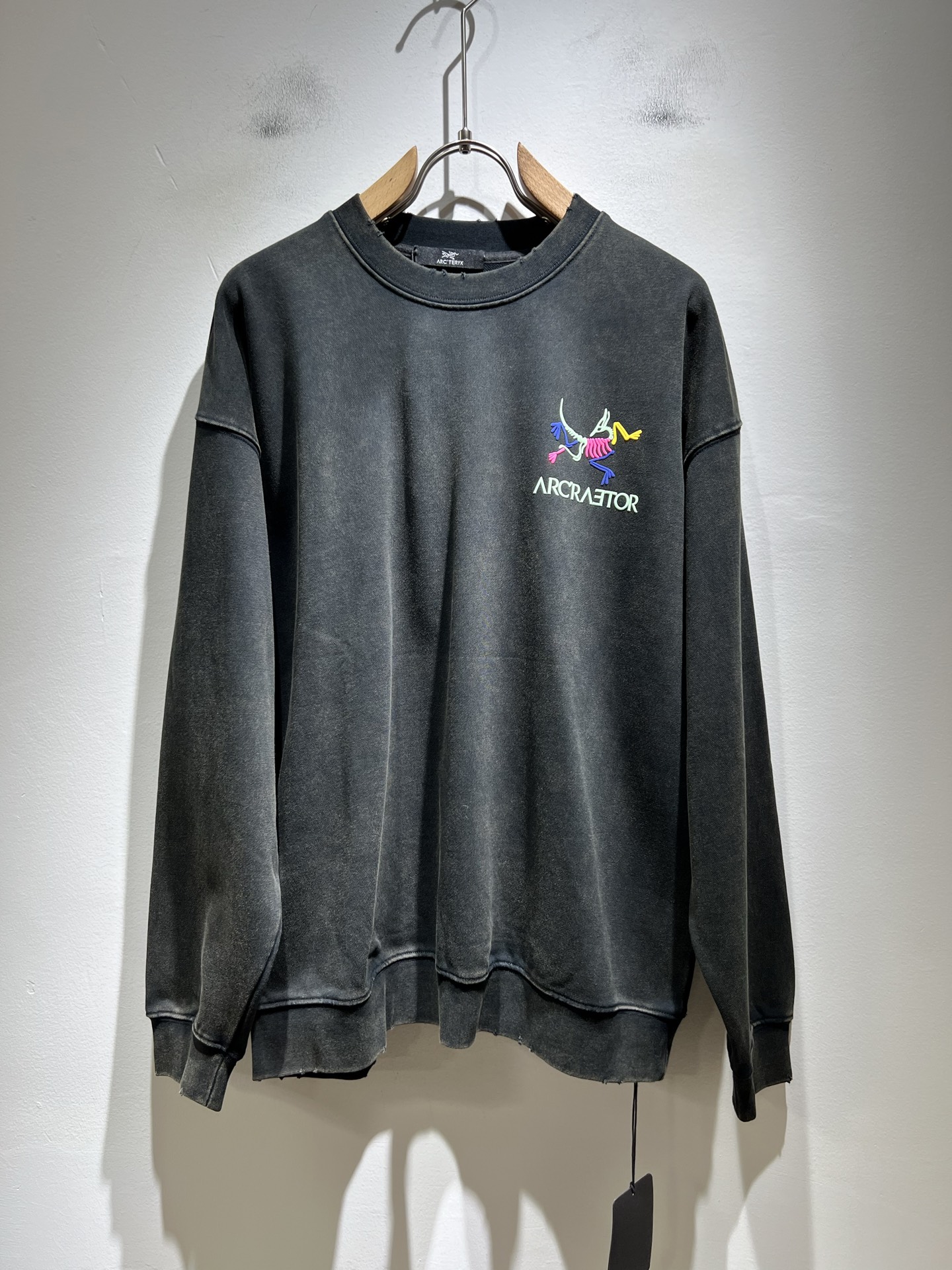 NO:549594,ARCTER*X Original Archaeological Bird 2025 autumn and winter new casual sweatshirts for men and women. The first thing that everyone thinks of outdoor brands is Canadian goose and Archaeological Bird. It gives people a feeling of trying out the label!  In addition to being quite accomplished in style design, the most obvious or most expert should be to have deeper and unique insights and attainments in fabrics. Through continuous structural research and problem-solving, and characterized by unique research on fabrics, these alone are enough to support it to become the first new logo brand image in the clothing manufacturing industry. This model is made of pure cotton!  The fabric after the seiko blend of pure cotton has a smooth and soft feel, and it has both natural beauty and comfort. The large body style is cut cleanly and cleanly, and the fabric shows a different hazy structural beauty. It is made of exclusive mold customization, and the fabric and its skills test the workers, can be smooth and smooth without wrinkles!  Front and rear logo pattern glue pressing design!  It really tests the handmade work of every master!  It makes the whole clean and neat, without leaving any thread. Now men who pursue life are more refined in life!  Size S-2XL, arc'teryx, hoodie, sweatshirts, alexander wang19860909ARCTER*X始*祖鸟 2025秋冬新款男女同款休闲卫衣,户外品牌可能大家第一想到的就是加拿大鹅、始祖鸟.给人一种标签试的感觉！除了在款式设计上颇有造诣之外,最明显或者说最为拿手的,应该就是在面料上的拥有更深独特见解跟造诣了.通过不断地结构研究和问题处理,在以面料独特研究为特征,仅凭这些就已经足以支撑其成为服装制造行业中,首屈可数的新标志品牌形象.此款采用纯棉材质！通过精工混纺纯棉之后的面料,手感细滑柔软,同时兼具自然美感跟舒适度.大身上版型裁剪简洁干净,面料上显现出了不一样朦胧的结构性美感来.独家开模定制而成,面料及其考验工人的技术,能做到平整服帖又不起皱！前后logo图案压胶设计！真的是很考验每位师傅的手工制作！使得整体干净利索,不留一丝线头.现在对于生活有所追求的男性也在生活中更为精致！尺码S-2XL,arc'teryx,hoodie,sweatshirts,alexander wang,Men's clothing