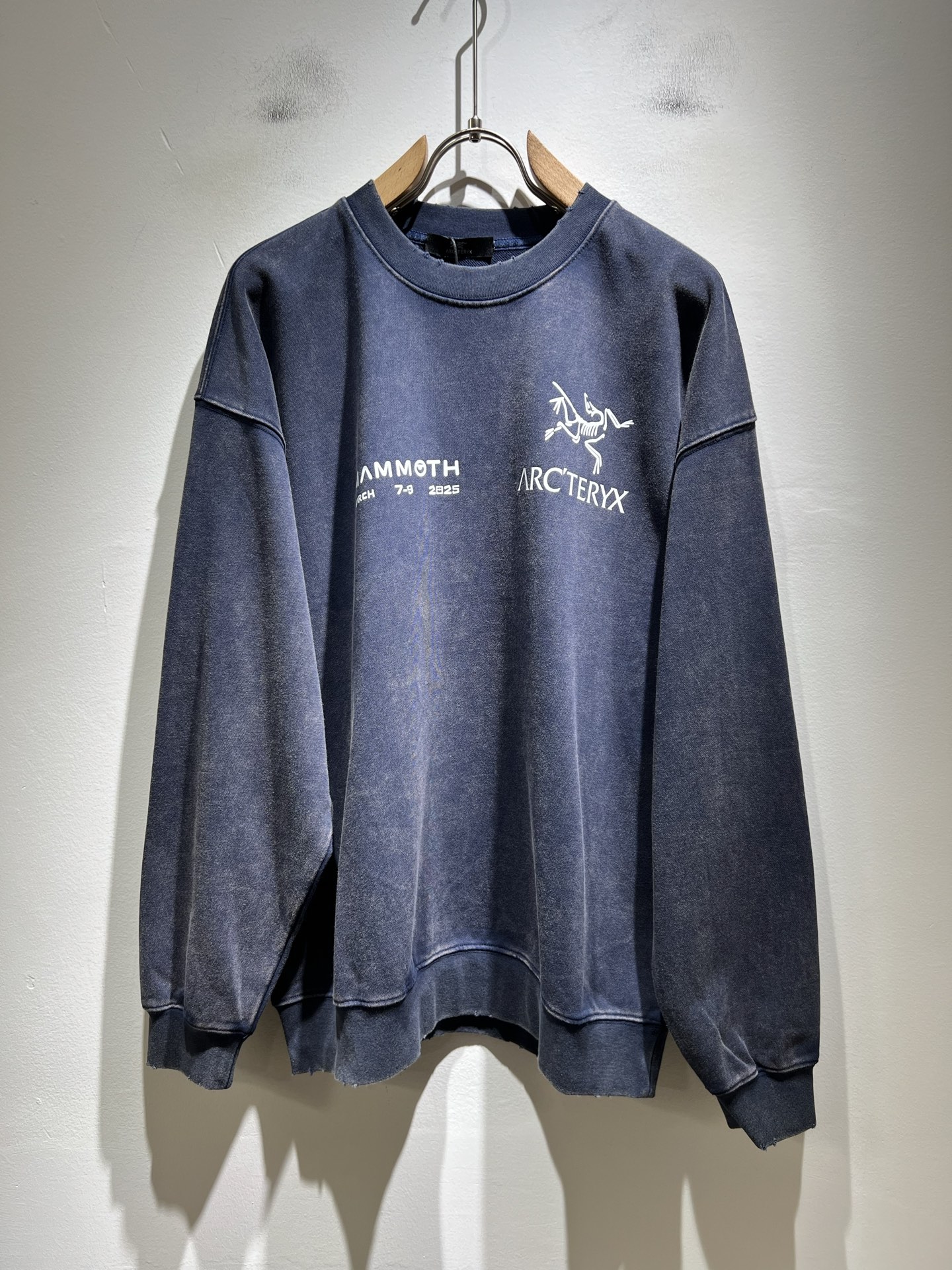 NO:549610,ARCTER*X Original Archaeological Bird 2025 autumn and winter new casual sweatshirts for men and women. The first thing that everyone thinks of outdoor brands is Canadian goose and Archaeological Bird. It gives people a feeling of trying out the label!  In addition to being quite accomplished in style design, the most obvious or most expert should be to have deeper and unique insights and attainments in fabrics. Through continuous structural research and problem-solving, and characterized by unique research on fabrics, these alone are enough to support it to become the first new logo brand image in the clothing manufacturing industry. This model is made of pure cotton!  The fabric after the seiko blend of pure cotton has a smooth and soft feel, and it has both natural beauty and comfort. The large body style is cut cleanly and cleanly, and the fabric shows a different hazy structural beauty. It is made of exclusive mold customization, and the fabric and its skills test the workers, can be smooth and smooth without wrinkles!  Front and rear logo pattern glue pressing design!  It really tests the handmade work of every master!  It makes the whole clean and neat, without leaving any thread. Now men who pursue life are more refined in life!  Size S-2XL, arc'teryx, hoodie, sweatshirts, alexander wang19860909ARCTER*X始*祖鸟 2025秋冬新款男女同款休闲卫衣,户外品牌可能大家第一想到的就是加拿大鹅、始祖鸟.给人一种标签试的感觉！除了在款式设计上颇有造诣之外,最明显或者说最为拿手的,应该就是在面料上的拥有更深独特见解跟造诣了.通过不断地结构研究和问题处理,在以面料独特研究为特征,仅凭这些就已经足以支撑其成为服装制造行业中,首屈可数的新标志品牌形象.此款采用纯棉材质！通过精工混纺纯棉之后的面料,手感细滑柔软,同时兼具自然美感跟舒适度.大身上版型裁剪简洁干净,面料上显现出了不一样朦胧的结构性美感来.独家开模定制而成,面料及其考验工人的技术,能做到平整服帖又不起皱！前后logo图案压胶设计！真的是很考验每位师傅的手工制作！使得整体干净利索,不留一丝线头.现在对于生活有所追求的男性也在生活中更为精致！尺码S-2XL,arc'teryx,hoodie,sweatshirts,alexander wang,Men's clothing