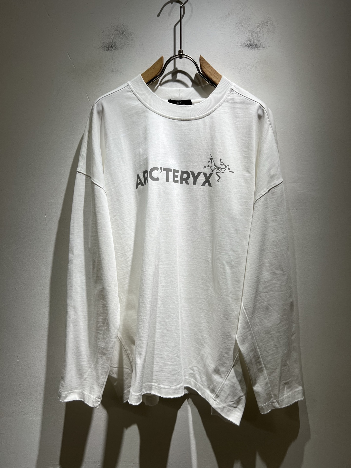 NO:550806,ARCTER*X Original Archaeological Bird 2025 autumn and winter new casual base shirt for men and women, outdoor brands may be the first thing that comes to mind is Canadian goose and Archaeological Bird. It gives people a feeling of trying out the label!  In addition to being quite accomplished in style design, the most obvious or most expert should be to have deeper and unique insights and attainments in fabrics. Through continuous structural research and problem-solving, and characterized by unique research on fabrics, these alone are enough to support it to become the first new logo brand image in the clothing manufacturing industry. This model is made of pure cotton!  The fabric after the seiko blend of pure cotton has a smooth and soft feel, and it has both natural beauty and comfort. The large body style is cut cleanly and cleanly, and the fabric shows a different hazy structural beauty. It is made of exclusive mold customization, and the fabric and its skills test the workers, can be smooth and smooth without wrinkles!  Front and rear logo pattern glue pressing design!  It really tests the handmade work of every master!  It makes the whole clean and neat, without leaving any thread. Now men who pursue life are more refined in life!  Size S-2XL, arc'teryx,alexander wang19860909ARCTER*X始*祖鸟 2025秋冬新款男女同款休闲打底衫,户外品牌可能大家第一想到的就是加拿大鹅、始祖鸟.给人一种标签试的感觉！除了在款式设计上颇有造诣之外,最明显或者说最为拿手的,应该就是在面料上的拥有更深独特见解跟造诣了.通过不断地结构研究和问题处理,在以面料独特研究为特征,仅凭这些就已经足以支撑其成为服装制造行业中,首屈可数的新标志品牌形象.此款采用纯棉材质！通过精工混纺纯棉之后的面料,手感细滑柔软,同时兼具自然美感跟舒适度.大身上版型裁剪简洁干净,面料上显现出了不一样朦胧的结构性美感来.独家开模定制而成,面料及其考验工人的技术,能做到平整服帖又不起皱！前后logo图案压胶设计！真的是很考验每位师傅的手工制作！使得整体干净利索,不留一丝线头.现在对于生活有所追求的男性也在生活中更为精致！尺码S-2XL,arc'teryx,alexander wang,Men's clothing