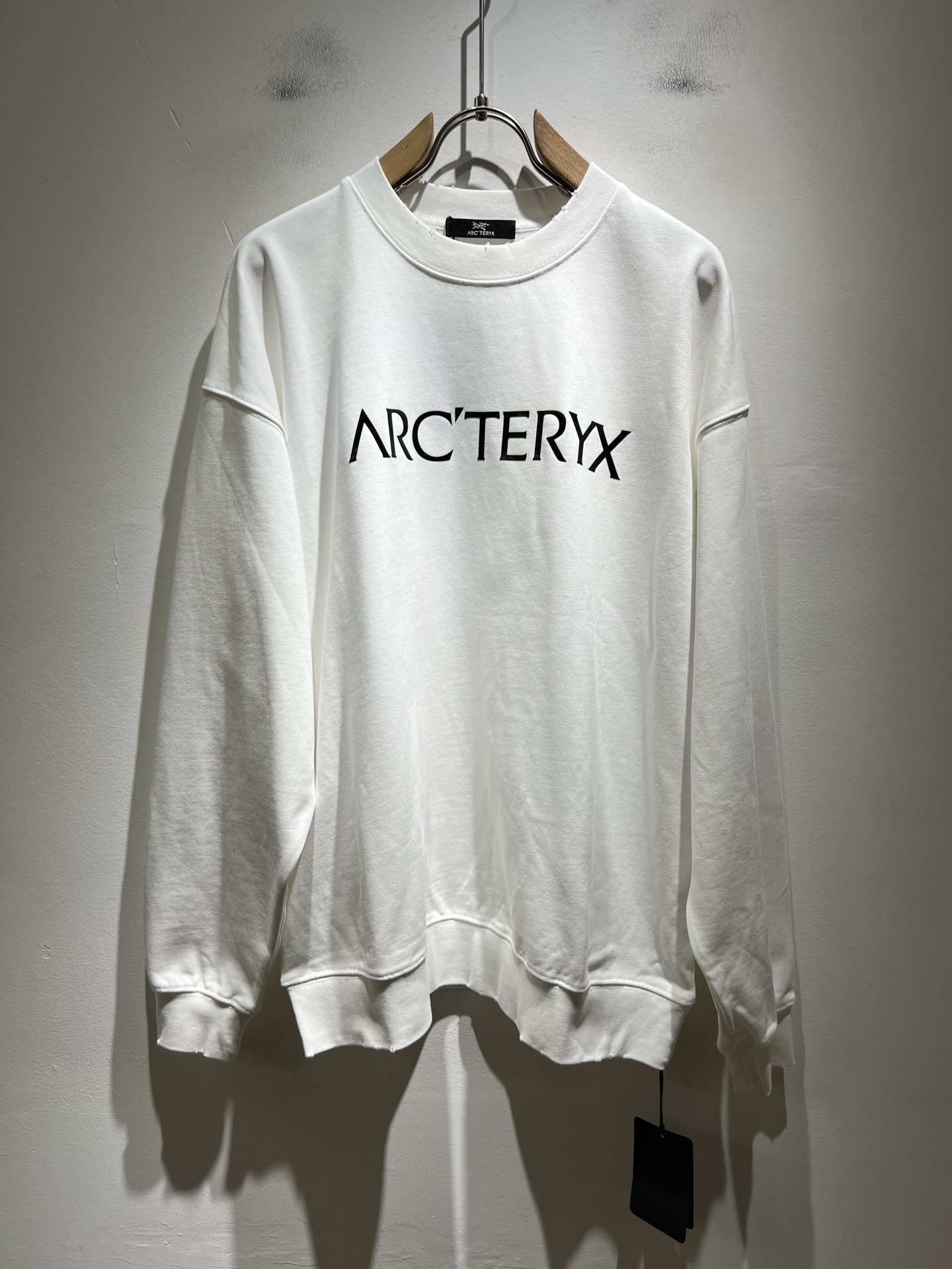 NO:550804,ARCTER *  In addition to its considerable attainments in style design, the most obvious or most proficient thing is that it has deeper and unique insights and attainments in fabrics. Through continuous structural research and problem solving, it is characterized by unique research on fabrics. These alone are enough to support it to become one of the leading new logo brand images in the clothing manufacturing industry. This model is made of pure cotton!  The fabric is carefully blended with pure cotton, and feels smooth and soft, with both natural beauty and comfort. The large-body cut is simple and clean, and the fabric shows a different hazy structural beauty. It is exclusively customized through mold opening. The fabric tests the skills of the workers and can be smooth, compliant and wrinkle-free!  Front and rear logo pattern laminated design!  It really tests the handicrafts of each master!  It makes the whole thing clean and tidy, without leaving a trace of thread. Nowadays, men who are pursuing life are also more refined in their lives!  Size S-2XL,arc'teryx,hoodie,sweatshirts,alexander wang19860909ARCTER*X始*祖鸟 2025秋冬新款男女同款休闲卫衣,户外品牌可能大家第一想到的就是加拿大鹅、始祖鸟.给人一种标签试的感觉！除了在款式设计上颇有造诣之外,最明显或者说最为拿手的,应该就是在面料上的拥有更深独特见解跟造诣了.通过不断地结构研究和问题处理,在以面料独特研究为特征,仅凭这些就已经足以支撑其成为服装制造行业中,首屈可数的新标志品牌形象.此款采用纯棉材质！通过精工混纺纯棉之后的面料,手感细滑柔软,同时兼具自然美感跟舒适度.大身上版型裁剪简洁干净,面料上显现出了不一样朦胧的结构性美感来.独家开模定制而成,面料及其考验工人的技术,能做到平整服帖又不起皱！前后logo图案压胶设计！真的是很考验每位师傅的手工制作！使得整体干净利索,不留一丝线头.现在对于生活有所追求的男性也在生活中更为精致！尺码S-2XL,arc'teryx,hoodie,sweatshirts,alexander wang,Men's clothing