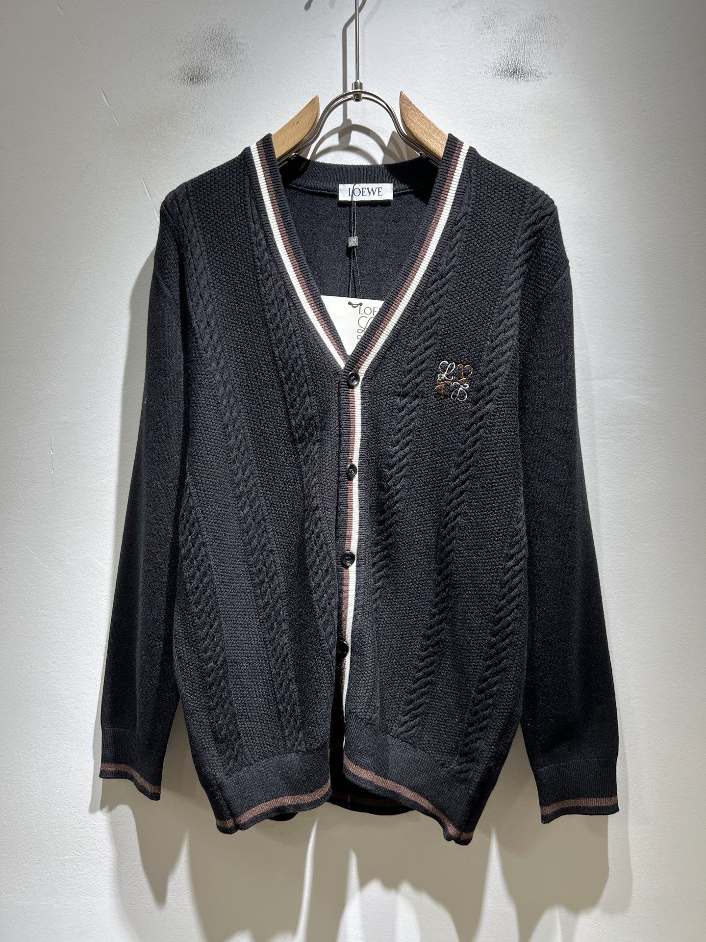 NO:566904,LO*WE/Luo Wei's new autumn and winter knitted wool cardigans for men and women are available through trading company channels, the latest products of the year, and are sold simultaneously in official counters, a classic star-level item!  LO*WE's leather goods have the highest say in the entire fashion circle. The brand value is very influential and has a century-old historical and cultural heritage. It is a brand used by the royal family and nobles. Its exquisite craftsmanship and design have subverted modern aesthetics!  The overall design is in line with the aesthetic design of the LOE family, using classic brand elements, perfectly inheriting the essence and genes of the LOE family, and designing the logo and pattern embroidery design!  The vision is quite exquisite and beautiful, highlighting the brand characteristics, highly recognizable and very fashionable. The overall design interprets minimalism to the extreme, simple and elegant!  We supply high-end materials imported from Egypt and select high-end knitted wool fabrics!  Extremely luxurious and special materials, the fabric properties are all excellent, the tactile experience is self-evident, the ultimate luxury enjoyment!  The appearance is perfect, and the details are exquisite and elegant. It not only reduces age but also highlights the fashionable temperament. The upper body is full of temperament. The color matching is quite in line with the needs of matching seasons. It has a high degree of control and mix-matching. It has no age limit and has an excellent sense of style!  Size M-4XL,,loewe,alexander wang19860909LO*WE/罗*威秋冬新款男女同款针织羊毛开衫,贸易公司渠道货,年最新品,官柜同步售卖,经典明星级单品！LO*WE家的皮具单品在整个时装圈最有极高的的发言权,品牌价值影响力颇高,有着百年历史文化底蕴,皇室御贵族御用品牌,其精湛的手工艺及设计感颠覆了现代审美！整体的设计符合LOE家美学设计,运用了经典的品牌元素,完美沿袭了LOE家的精髓与基因,设计logo标识图案刺绣设计！视觉颇为精致美观,彰显了品牌特质,辨识度极高且极具时髦感,整体的设计将极简主义阐释到极致,简约而大方！客供埃及进口高级物料,甄选高端针织羊毛面料！极为奢华特殊的材质,面料属性皆为上乘,触感体验不言而喻,奢华极致享受！品相完美如斯,细节处处精致考究,即减龄又凸显了时髦气质感,上身满满的气质感,配色相当符合搭配季节需求,驾驭度混搭性极高,无关年龄界定,造型感极佳的一款单品！尺码M-4XL,,loewe,alexander wang,Men's clothing