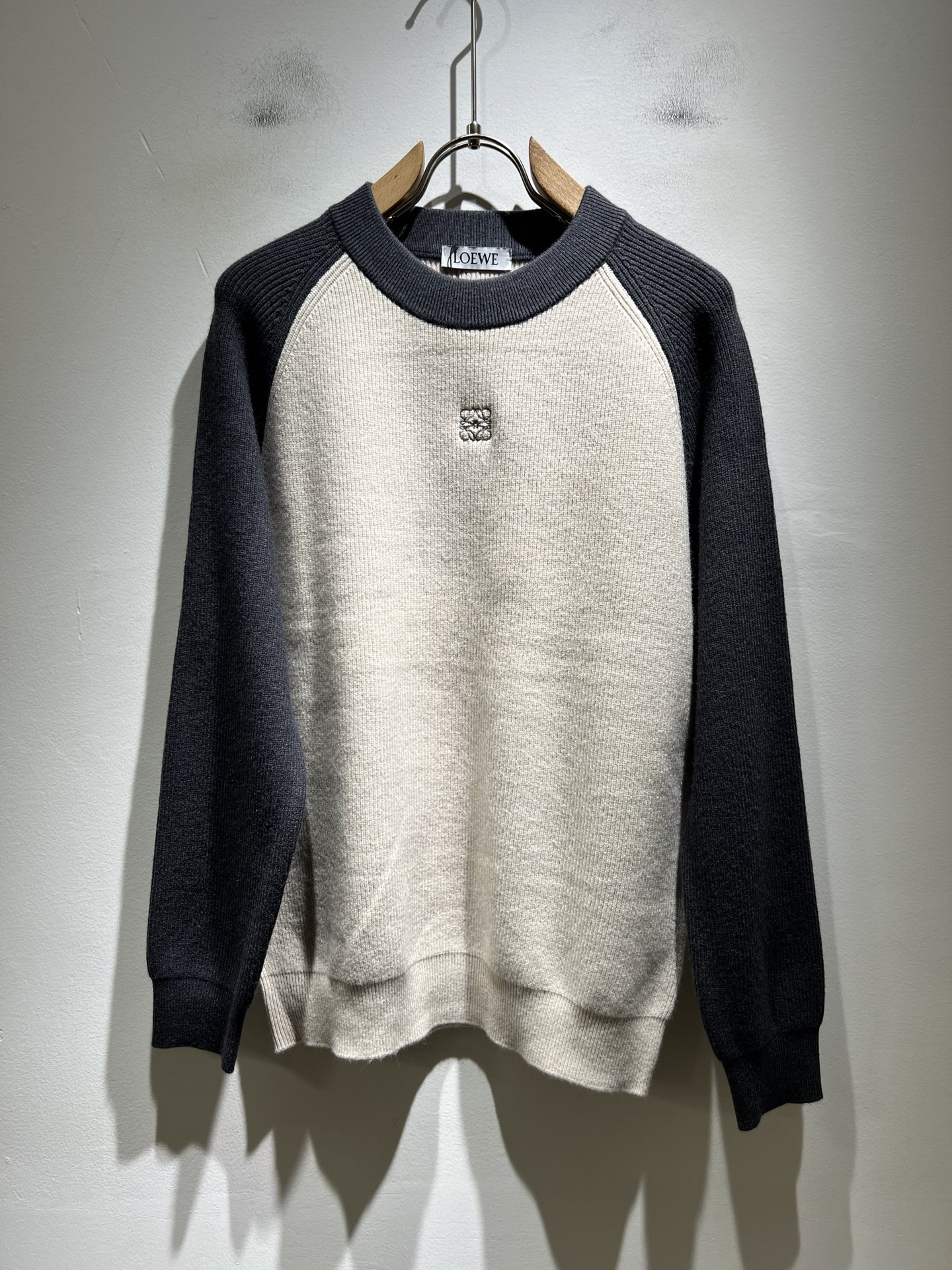 NO:550794,LO*WE/Luo*We 2025 autumn and winter new men and women knitted wool sweaters, trading company channel goods, the latest products in 2025, official cabinets sold simultaneously, classic star-grade products!  LO*WE's leather goods have the highest voice in the entire fashion circle, with a high brand value and influence, and a century-old historical and cultural heritage. The royal noble brand has subverted modern aesthetics with its exquisite handicrafts and design sense!  The overall design conforms to the aesthetic design of LOE home, uses classic brand elements, perfectly following the essence and genes of LOE home, and designs logo logo pattern embroidery design!  The visual is quite exquisite and beautiful, showing the brand's characteristics, with a high recognition and a very fashionable feel. The overall design explains minimalism to the extreme, simple and generous!  Customers supply high-end materials imported from Egypt, and select high-end knitted wool fabrics!  Extremely luxurious and special materials, all fabric attributes are superior, the touch experience is self-evident, and the ultimate luxury enjoyment!  The quality is perfect, the details are exquisite and exquisite, which not only reduces age and highlights the fashionable temperament. The upper body is full of temperament. The color matching is quite in line with the needs of the matching season, and the control is extremely high. It has no need to define age and has an excellent styling feel!  Size M-4XL, loewe, alexander wang19860909LO*WE/罗*威2025秋冬新款男女同款针织羊毛衫,贸易公司渠道货,2025年最新品,官柜同步售卖,经典明星级单品！LO*WE家的皮具单品在整个时装圈最有极高的的发言权,品牌价值影响力颇高,有着百年历史文化底蕴,皇室御贵族御用品牌,其精湛的手工艺及设计感颠覆了现代审美！整体的设计符合LOE家美学设计,运用了经典的品牌元素,完美沿袭了LOE家的精髓与基因,设计logo标识图案刺绣设计！视觉颇为精致美观,彰显了品牌特质,辨识度极高且极具时髦感,整体的设计将极简主义阐释到极致,简约而大方！客供埃及进口高级物料,甄选高端针织羊毛面料！极为奢华特殊的材质,面料属性皆为上乘,触感体验不言而喻,奢华极致享受！品相完美如斯,细节处处精致考究,即减龄又凸显了时髦气质感,上身满满的气质感,配色相当符合搭配季节需求,驾驭度混搭性极高,无关年龄界定,造型感极佳的一款单品！尺码M-4XL,,loewe,alexander wang,Men's clothing