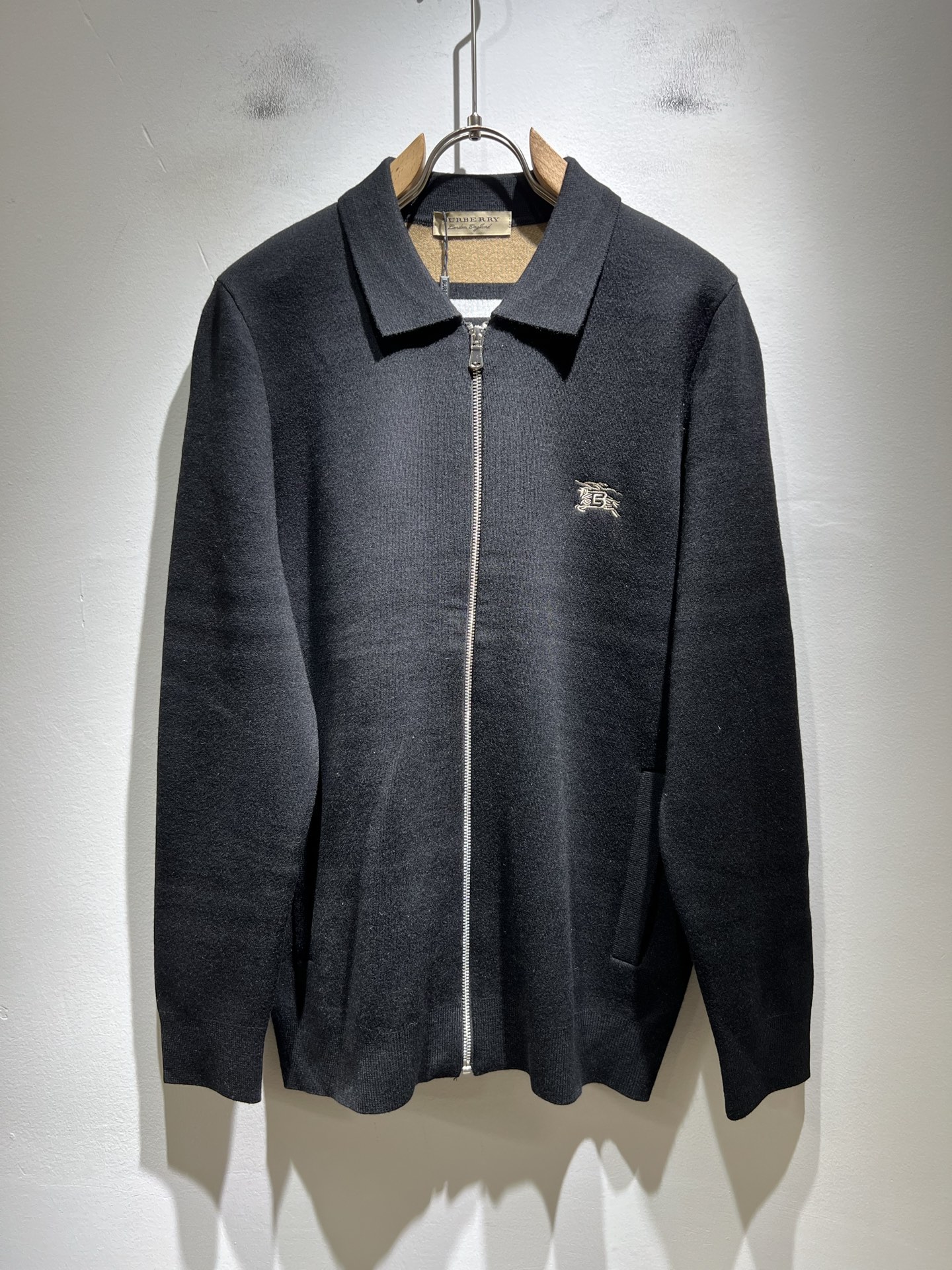 NO:566875,Bur*erry's new autumn and winter long-sleeved zipper knitted wool cardigan, the brand's classic design elements!  It’s neither monotonous nor complicated, just the right amount to show off your taste!  Customized wool fabrics for customers!  Comfortable and breathable are not a problem at all, and the unique luxury feel of the fabric presents a simple and elegant temperament!  Logo logo pattern embroidery design!  Every detail is in sync with high-end fashion. Sizes: M-4XL, burberry, alexander wang19860909Bur*erry 巴*莉 秋冬新款长袖拉链款针织羊毛开衫,品牌经典设计元素！既不单调也不复杂,恰到好处的展现品味！客供定制羊毛面料！舒适透气根本不在话下,面料独具的高奢感呈现简约优雅气质！标识logo图案刺绣设计！每一处细节都是与高端时尚同步的体现.尺码:M-4XL,,burberry,alexander wang,Men's clothing