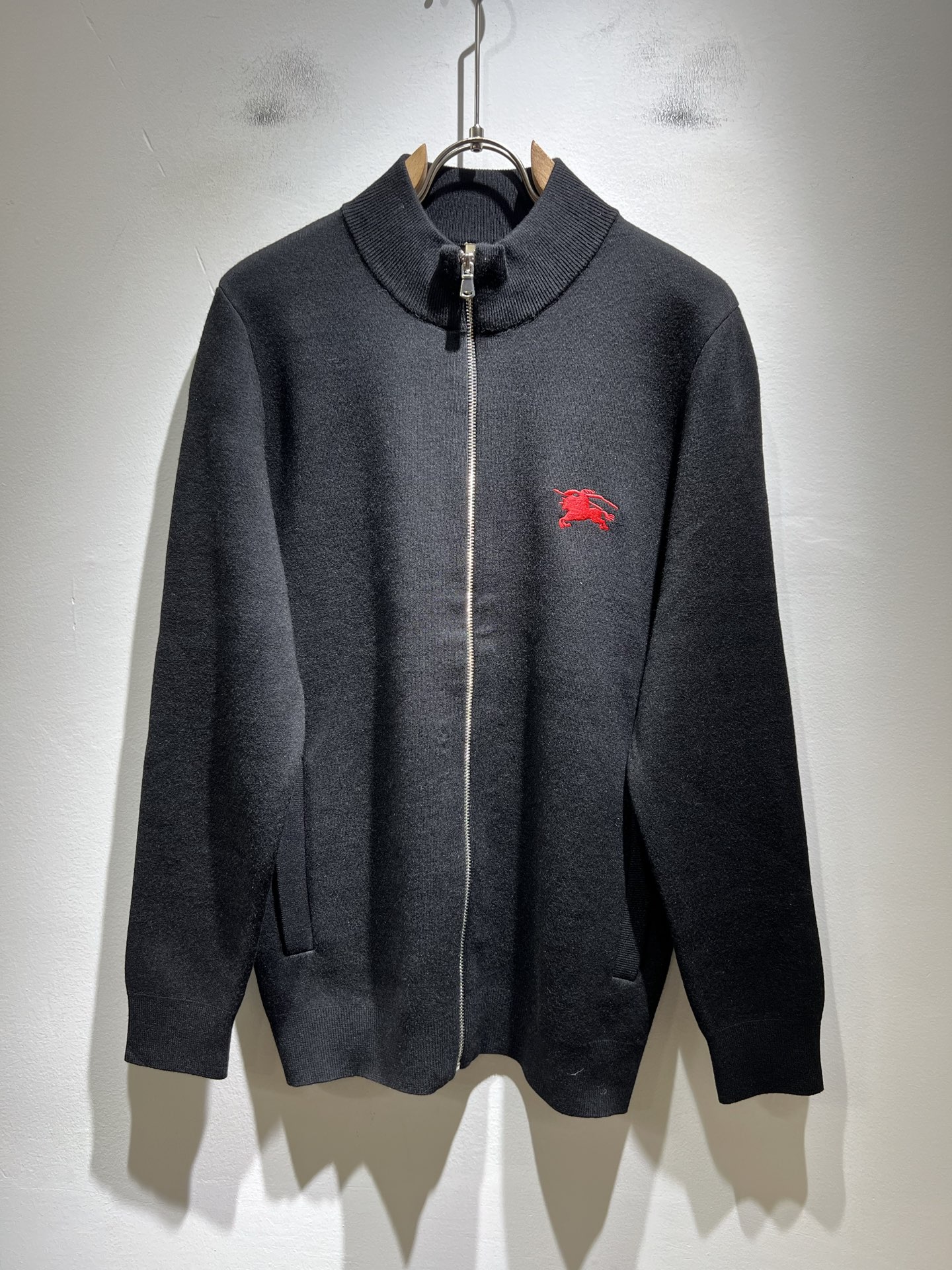 NO:565203,Bur*erry 2025 autumn and winter new long-sleeved zipper knitted wool cardigan, the brand's classic design elements!  It’s neither monotonous nor complicated, just the right amount to show off your taste!  Customized wool fabrics for customers!  Comfortable and breathable are not a problem at all, and the unique luxury feel of the fabric presents a simple and elegant temperament!  Logo pattern embroidery design!  Every detail is in sync with high-end fashion. Sizes: M-4XL, burberry, alexander wang19860909Bur*erry 巴*莉 2025秋冬新款长袖拉链款针织羊毛开衫,品牌经典设计元素！既不单调也不复杂,恰到好处的展现品味！客供定制羊毛面料！舒适透气根本不在话下,面料独具的高奢感呈现简约优雅气质！标识logo图案刺绣设计！每一处细节都是与高端时尚同步的体现.尺码:M-4XL,,burberry,alexander wang,Men's clothing