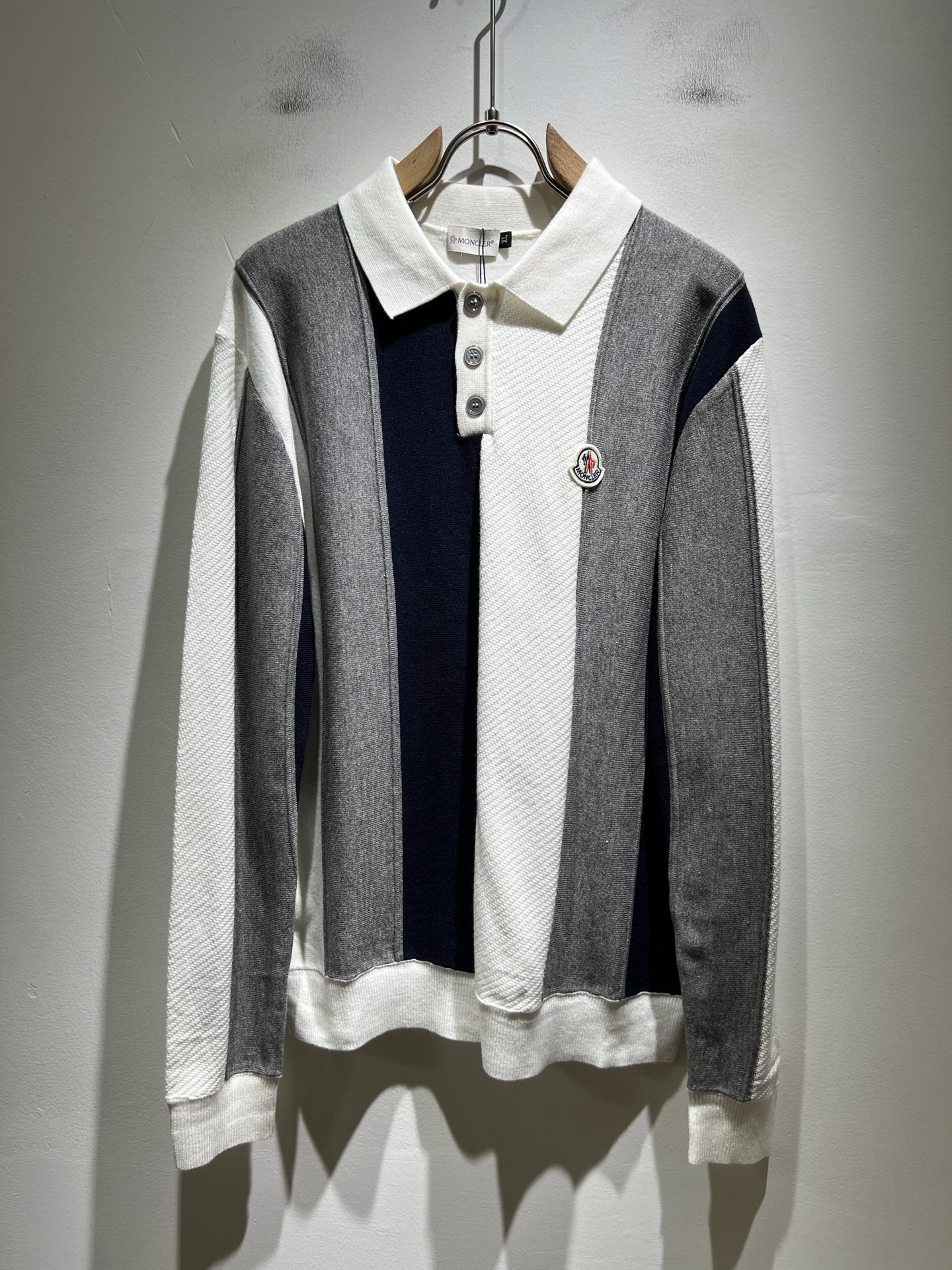 NO:549615,Moncl*r Meng*kou 2025 autumn and winter men and women same style couples latest trade order knitted wool sweater, full quality!  !  Internet celebrity style!  The craftsmanship is made of knitted wool crochet, and the simple Mon logo logo badge design!  It is not stiff, the overall feel is rich in three-dimensionality, quality export orders, customized exclusive knitted wool fabrics to meet the simple needs of commuters for dressing. The upper body effect is very good, it looks slim and does not picky about the figure. The fabric workmanship is impeccable, and only good craftsmanship can make you feel good taste. It is a must-have item for everyone!  Size M-4XL, alexander wang19860909Moncl*r蒙*口 2025秋冬男女同款情侣款最新的贸易订单针织羊毛衫,全品相！！网红款！工艺采用针织羊毛钩织,简单Mon标识logo徽章设计！不僵硬,整体有着丰富的立体感,品质出口订单,定制专属针织羊毛面料,满足通勤人们对于着装的简约需求,上身效果很好,显瘦,不挑剔身材.面料做工....无可挑剔,好工艺好面料才能穿出好品味一款,人手必备单品！尺码M-4XL,,alexander wang,Men's clothing