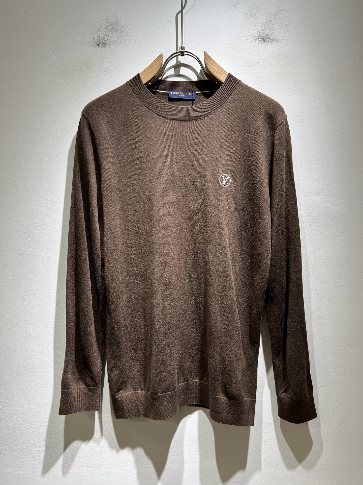 NO:548054,Louis Vuit*on Autumn and Winter Louis family light luxury knitted wool sweater!  The new high-end of the Louis family, the details are always flawless, and creative designs are endless. Letter logo embroidery pattern design!  It is a thing that everyone loves. It is made of thimble knit blend, super soft and tough, and has excellent breathability. It comes from world-class trade-level OEM channels, with extremely rare quantity and no help after selling out. The three-dimensional logo presents an extraordinary texture, clean and neat. This is the special skill of the Louis family and the latest craftsmanship this quarter. The degree of meticulousness has reached the top, and the slim three-dimensional tailoring design is a unique combination of luxury and fashion!  Size M-4XL, louis vuitton,louis vuitton,alexander wang19860909Louis Vuit*on 秋冬路易家族轻奢针织羊毛衫！路易家族的新高端,细节品质永远的那么完美无瑕,创意设计层出不穷.字母logo刺绣图案设计！实属人见人爱的东西.顶针织混纺打造,超级柔软且具有韧性,透气感也是绝佳.来自世界级贸易级别的代工厂渠道,数量极其稀少售完无补.立体Logo呈现不一般的质感,干净俐落.这是路易家族的看家绝活也是本季度的最新工艺.细致化程度已经达到顶端了,修身立体剪裁的版型设计堪称一绝.属于奢华与时尚的融合！尺码M-4XL,,louis vuitton,louis vuitton,alexander wang,Men's clothing