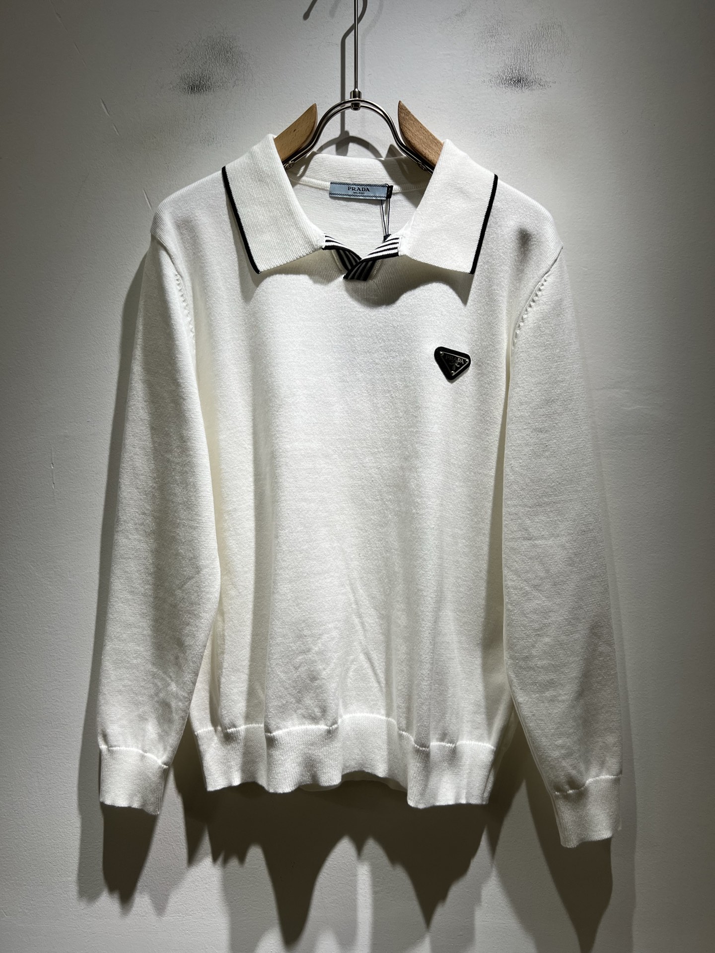 NO:550797,PRAD*A Pu*da 2025 autumn and winter new men's lapel knitted wool sweater, the latest model is exclusively available on the entire network!  !  ~ It is classic and fashionable and versatile, who doesn’t like it? It will show the classic again. It is very pleasing to the eye and comes with a low luxury halo and recognition!  Pr*da's traditional brand concept and modern advanced technology are perfectly combined. Coupled with the extremely modern and modern minimalist design, P's exclusive three-dimensional triangle logo hardware design!  Customized 100% imported wool fabric!  The texture of this model is quite touching, the specifications and grades are known with tentacles. The degree of delicateness and breathability are top-notch!  Size M-4XL, prada, alexander wang19860909PRAD*A普*达2025秋冬新款男士翻领针织羊毛衫,最新款全网独家首上！！~既经典有时尚百搭,谁不爱啊,将经典再次展现,非常的耐看,自带低奢光环与辨识度！Pr*da传统的品牌理念和现代化的先进技术进行了完美结合.加上极其现代摩登风范的简约设计,p家专属立体三角标识五金设计！定制百分百进口羊毛面料！此款的质感相当感人 触手便知规格档次 细腻程度与透气效果堪称顶级！尺码M-4XL,,prada,alexander wang,Men's clothing