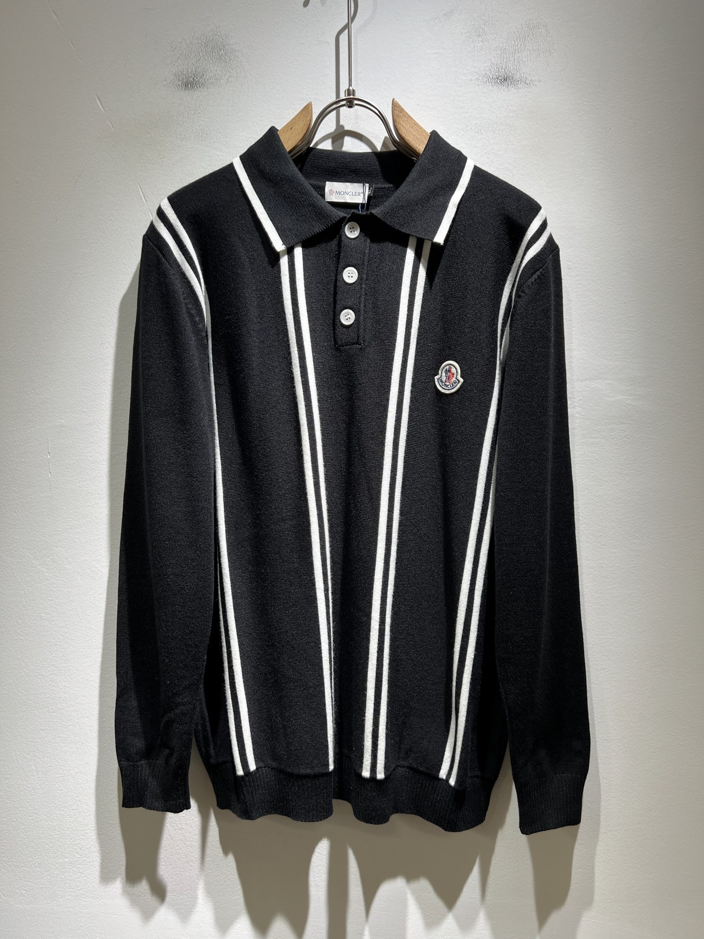 NO:541254,Moncl*r Meng*kou 2025 autumn and winter men and women same style couples latest trade order knitted wool sweater, full quality!  !  Internet celebrity style!  The craftsmanship is made of knitted wool crochet, and the simple Mon logo logo badge design!  It is not stiff, the overall feel is rich in three-dimensionality, quality export orders, customized exclusive knitted wool fabrics to meet the simple needs of commuters for dressing. The upper body effect is very good, it looks slim and does not picky about the figure. The fabric workmanship is impeccable, and only good craftsmanship can make you feel good taste. It is a must-have item for everyone!  Size M-4XL, alexander wang19860909Moncl*r蒙*口 2025秋冬男女同款情侣款最新的贸易订单针织羊毛衫,全品相！！网红款！工艺采用针织羊毛钩织,简单Mon标识logo徽章设计！不僵硬,整体有着丰富的立体感,品质出口订单,定制专属针织羊毛面料,满足通勤人们对于着装的简约需求,上身效果很好,显瘦,不挑剔身材.面料做工....无可挑剔,好工艺好面料才能穿出好品味一款,人手必备单品！尺码M-4XL,,alexander wang,Men's clothing