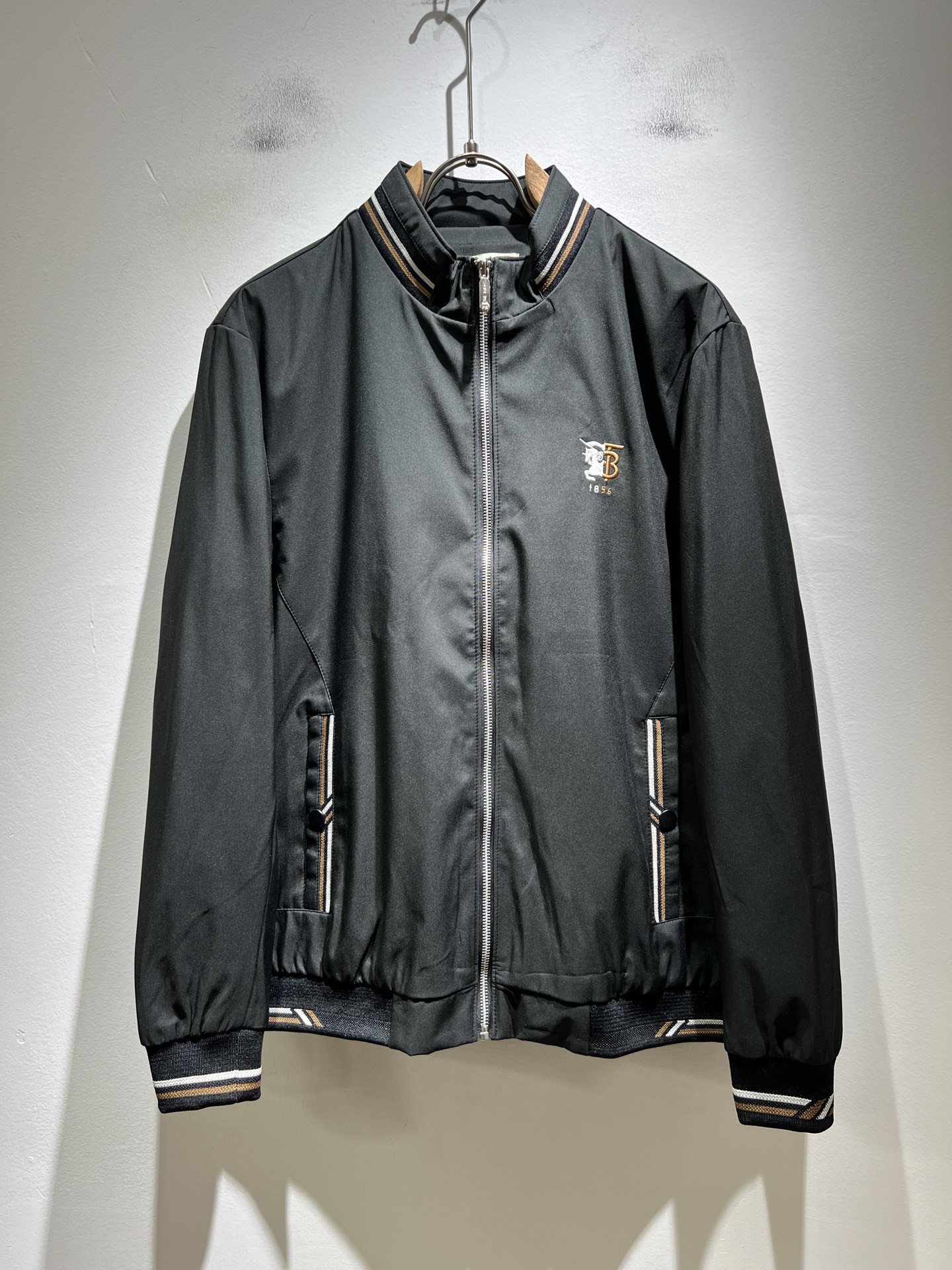 NO:550808,BURBER*Y BAR*Li’s new autumn and winter jacket is coming. It is made of a popular environmentally friendly polyester fiber fabric recently. It is a high-end outdoor sports and leisure series, which is very popular and sports trend!  The latest special material developed by BUR, memory fabric, is also called memory cloth, which refers to fabrics with morphological memory functions, and embroidery design on the chest logo pattern!  Selling all versions on the market in seconds is not a level at all. Whether it is material, detail restoration and craftsmanship, you are not afraid of any challenges. Just to contribute wonderful products to everyone. As always, it is consistent. A style that implements the core concept of BUR tightly ties the plaid and fashion, always maintains perfection, a simple but not simple design style perfectly meets the outfit you need in daily life. Size: M-4XL, burberry, jackets & coats, jackets & coats, alexander wang19860909BURBER*Y巴*莉2025秋冬新品夹克外套重磅来袭,最近比较火热的环保聚酯纤维面料制作而成,高端户外运动休闲系列,非常火热运动风潮！BUR最新研发的特殊材质,记忆面料也叫记忆布,是指具有形态记忆功能的面料,胸前logo图案刺绣设计！秒杀市面上一切版本,只能说根本就不是一个级别的存在,不管是材质还是细节还原度以及工艺制作方面,不惧任何挑战,只为给大家奉献绝妙产物一如既往,始终如一,贯彻了BUR核心理念的一个款式将格纹与时尚紧紧的捆绑在一起,时刻保持完美,简约而不简单的的设计风格,完美的满足了你日常所需要的穿搭.尺码:M-4XL,,burberry,jackets & coats,jackets & coats,alexander wang,Men's clothing