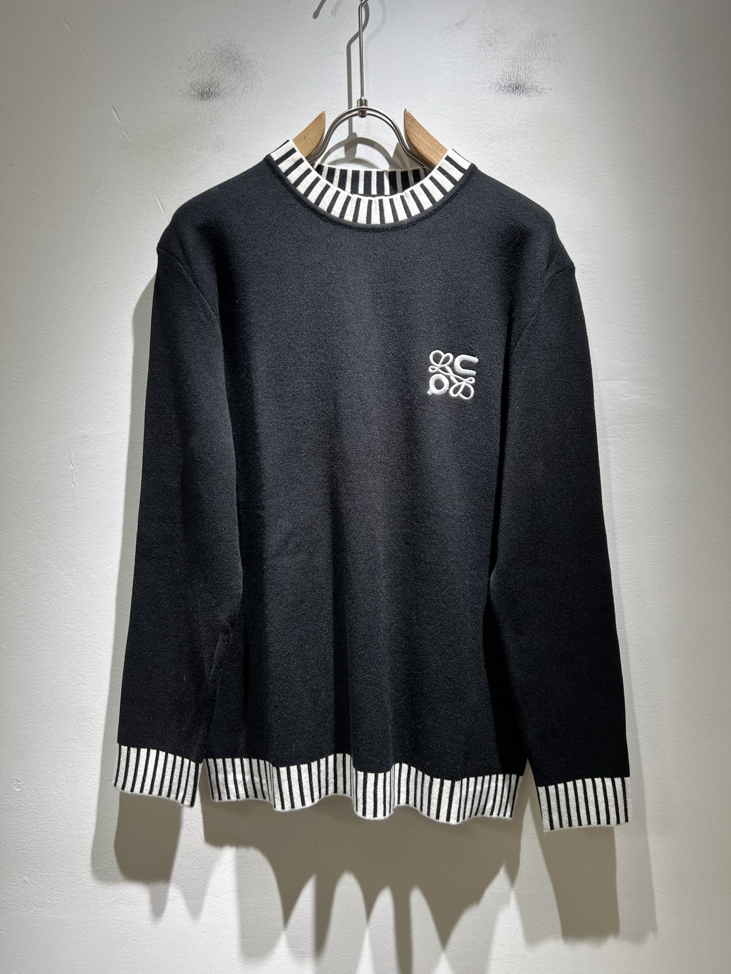 NO:565178,LO*WE/Luo*Wei 2025 new autumn and winter knitted sweaters for men and women, sold through trading company channels, the latest products in 2025, sold simultaneously in official counters, classic star-level items!  LO*WE's leather goods have the highest say in the entire fashion circle. The brand value is very influential and has a century-old historical and cultural heritage. It is a brand used by the royal family and nobles. Its exquisite craftsmanship and design have subverted modern aesthetics!  The overall design is in line with the aesthetic design of the LOE family, using classic brand elements, perfectly inheriting the essence and genes of the LOE family, and designing the logo and pattern embroidery design!  The vision is quite exquisite and beautiful, highlighting the brand characteristics, highly recognizable and very fashionable. The overall design interprets minimalism to the extreme, simple and elegant!  We supply high-end materials imported from Egypt and select high-end knitted wool fabrics!  Extremely luxurious and special materials, the fabric properties are all excellent, the tactile experience is self-evident, the ultimate luxury enjoyment!  The appearance is perfect, and the details are exquisite and elegant. It not only reduces age but also highlights the fashionable temperament. The upper body is full of temperament. The color matching is quite in line with the needs of matching seasons. It has a high degree of control and mix-matching. It has no age limit and has an excellent sense of style!  Size M-3XL,,loewe,alexander wang19860909LO*WE/罗*威2025秋冬新款男女同款针织羊毛衫,贸易公司渠道货,2025年最新品,官柜同步售卖,经典明星级单品！LO*WE家的皮具单品在整个时装圈最有极高的的发言权,品牌价值影响力颇高,有着百年历史文化底蕴,皇室御贵族御用品牌,其精湛的手工艺及设计感颠覆了现代审美！整体的设计符合LOE家美学设计,运用了经典的品牌元素,完美沿袭了LOE家的精髓与基因,设计logo标识图案刺绣设计！视觉颇为精致美观,彰显了品牌特质,辨识度极高且极具时髦感,整体的设计将极简主义阐释到极致,简约而大方！客供埃及进口高级物料,甄选高端针织羊毛面料！极为奢华特殊的材质,面料属性皆为上乘,触感体验不言而喻,奢华极致享受！品相完美如斯,细节处处精致考究,即减龄又凸显了时髦气质感,上身满满的气质感,配色相当符合搭配季节需求,驾驭度混搭性极高,无关年龄界定,造型感极佳的一款单品！尺码M-3XL,,loewe,alexander wang,Men's clothing