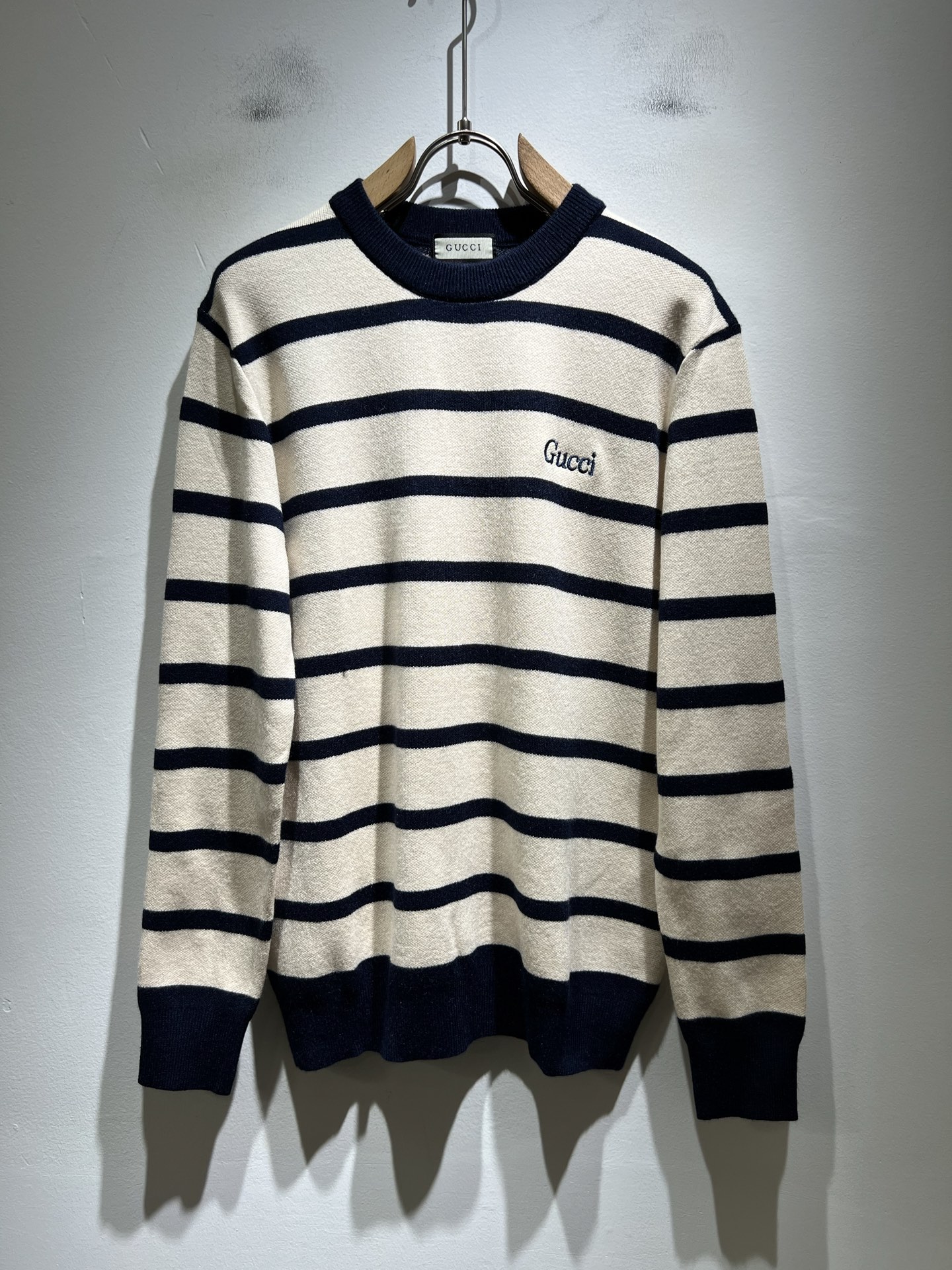 NO:565205,GUC*I Gujia 2025 autumn and winter new style knitted wool sweater for men and women, logo embroidery design on the chest!  Trading company channels are rare and available on the official website simultaneously!  G's autumn and winter series of couple sweaters are online, with classic color crochet designs!  This sweater is made of imported knitted wool!  The fabric feels thick and has a certain sense of weight. It has a soft and dense terry texture. It is breathable and skin-friendly and comfortable to wear. The color is beautiful, eye-catching and fashionable. The unique pattern will definitely make you stand out in the crowd!  Casual cut design!  The upper body effect is age-reducing and versatile, making it easy to wear in daily casual wear, and can be easily worn by both men and women!  Size M-3XL,,gucci,gucci,gucci,sweaters,alexander wang19860909GUC*I 古家 2025秋冬新款男女同款 针织羊毛衫,胸前标志logo刺绣设计！贸易公司渠道稀出,同步官网发售！G家秋冬系列情侣毛衣上线,设计经典配色钩织设计！此款毛衣甄选客供进口针织羊毛材质！面料手感偏厚实,有一定的自重感,柔软绵密的毛圈肌理,贴身穿着透气亲肤舒适,色彩靓丽、吸睛时髦度爆棚,与众不同的图案绝对可以让你在人群中出彩万分！休闲版型裁剪设计！上身效果减龄又百搭,轻松Get起日常休闲穿搭,男女皆可轻松驾驭！尺码M-3XL,,gucci,gucci,gucci,sweaters,alexander wang,Men's clothing