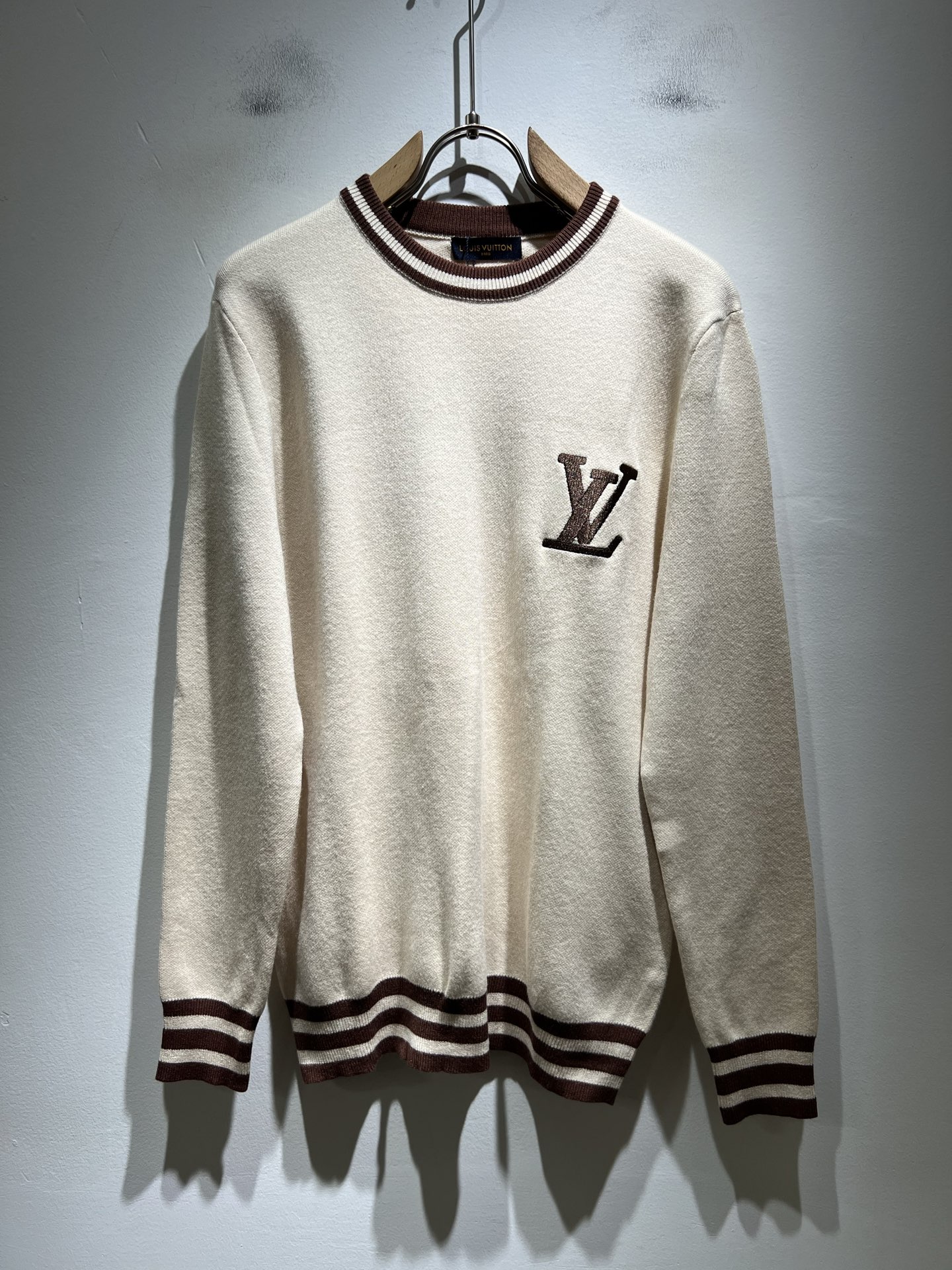 NO:565196,Louis Vuit*on 2025 autumn and winter Louis family light luxury knitted woolen sweater!  Same decoration for men and women!  The new high-end brand of the Louis family, the details and quality are always so flawless, and the creative designs are endless. You are not a fashionista if you don’t buy a few pieces of Louis this autumn and winter. The logo design is embroidered on the chest!  It is something that everyone loves. Made of top-quality wool blend, it is super soft and tough, and has excellent breathability. It comes from world-class trading OEM channels, and the quantity is extremely rare and sold out. It is a presbyopic item that is released every year by 'Donkey Brand'.  The body logo presents an unusual texture, clean and neat. This is the Louis family's unique skill and the latest craftsmanship of this season. The level of detail has reached the top, and the slim and three-dimensional tailoring is a unique design. It is a fusion of luxury and fashion!  Size M-3XL,,louis vuitton,louis vuitton,louis vuitton,alexander wang19860909Louis Vuit*on 2025秋冬路易家族轻奢针织羊毛衫！男女同款装饰！ 路易家族的新高端,细节品质永远的那么完美无瑕,创意设计层出不穷.今年秋冬季节没有入手几件路易你算不上时尚达人.胸前刺绣logo图案设计！实属人见人爱的东西.顶级羊毛混纺打造,超级柔软且具有韧性,透气感也是绝佳.来自世界级贸易级别的代工厂渠道,数量极其稀少售完无补.“驴牌”每年都会出的老花单品,立体Logo呈现不一般的质感,干净俐落.这是路易家族的看家绝活也是本季度的最新工艺.细致化程度已经达到顶端了,修身立体剪裁的版型设计堪称一绝.属于奢华与时尚的融合！尺码M-3XL,,louis vuitton,louis vuitton,louis vuitton,alexander wang,Men's clothing