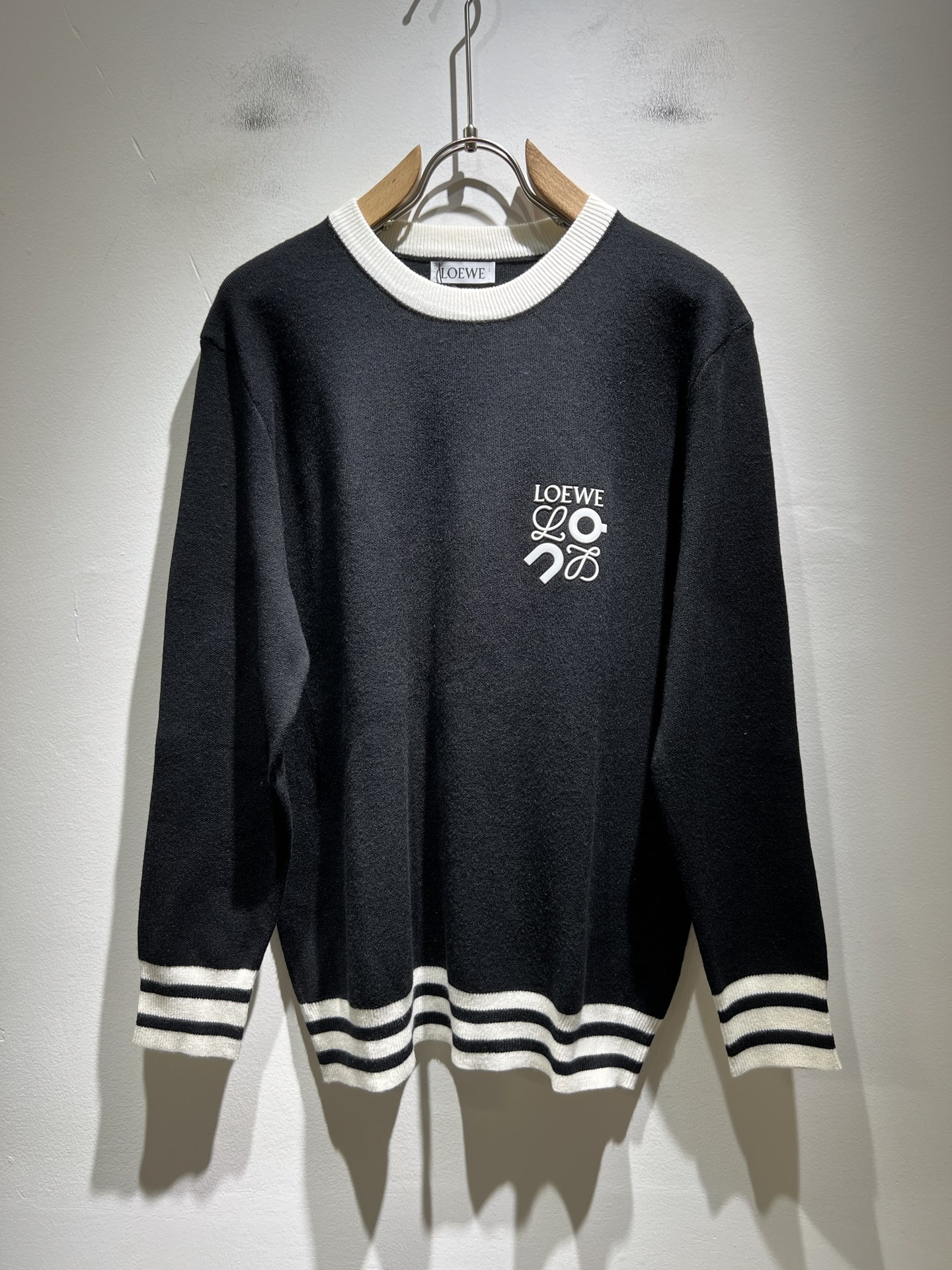 NO:541256,LO*WE/Luo*We 2025 autumn and winter new men and women knitted wool sweaters, trading company channel goods, the latest products in 2025, official cabinets sold simultaneously, classic star-grade products!  LO*WE's leather goods have the highest voice in the entire fashion circle, with a high brand value and influence, and a century-old historical and cultural heritage. The royal noble brand has its exquisite handicrafts and design sense subverts modern aesthetics!  The overall design conforms to the aesthetic design of LOE home, uses classic brand elements, perfectly follows the essence and genes of LOE home, and designs logo logo pattern glue-pressing design!  The visual is quite exquisite and beautiful, showing the brand's characteristics, with a high recognition and a very fashionable feel. The overall design explains minimalism to the extreme, simple and generous!  Customers supply high-end materials imported from Egypt, and select high-end knitted wool fabrics!  Extremely luxurious and special materials, all fabric attributes are superior, the touch experience is self-evident, and the ultimate luxury enjoyment!  The quality is perfect, the details are exquisite and exquisite, which not only reduces age and highlights the fashionable temperament. The upper body is full of temperament. The color matching is quite in line with the needs of the matching season, and the control is extremely high. It has no need to define age and has an excellent styling feel!  Size M-3XL, loewe, alexander wang19860909LO*WE/罗*威2025秋冬新款男女同款针织羊毛衫,贸易公司渠道货,2025年最新品,官柜同步售卖,经典明星级单品！LO*WE家的皮具单品在整个时装圈最有极高的的发言权,品牌价值影响力颇高,有着百年历史文化底蕴,皇室御贵族御用品牌,其精湛的手工艺及设计感颠覆了现代审美！整体的设计符合LOE家美学设计,运用了经典的品牌元素,完美沿袭了LOE家的精髓与基因,设计logo标识图案压胶设计！视觉颇为精致美观,彰显了品牌特质,辨识度极高且极具时髦感,整体的设计将极简主义阐释到极致,简约而大方！客供埃及进口高级物料,甄选高端针织羊毛面料！极为奢华特殊的材质,面料属性皆为上乘,触感体验不言而喻,奢华极致享受！品相完美如斯,细节处处精致考究,即减龄又凸显了时髦气质感,上身满满的气质感,配色相当符合搭配季节需求,驾驭度混搭性极高,无关年龄界定,造型感极佳的一款单品！尺码M-3XL,,loewe,alexander wang,Men's clothing