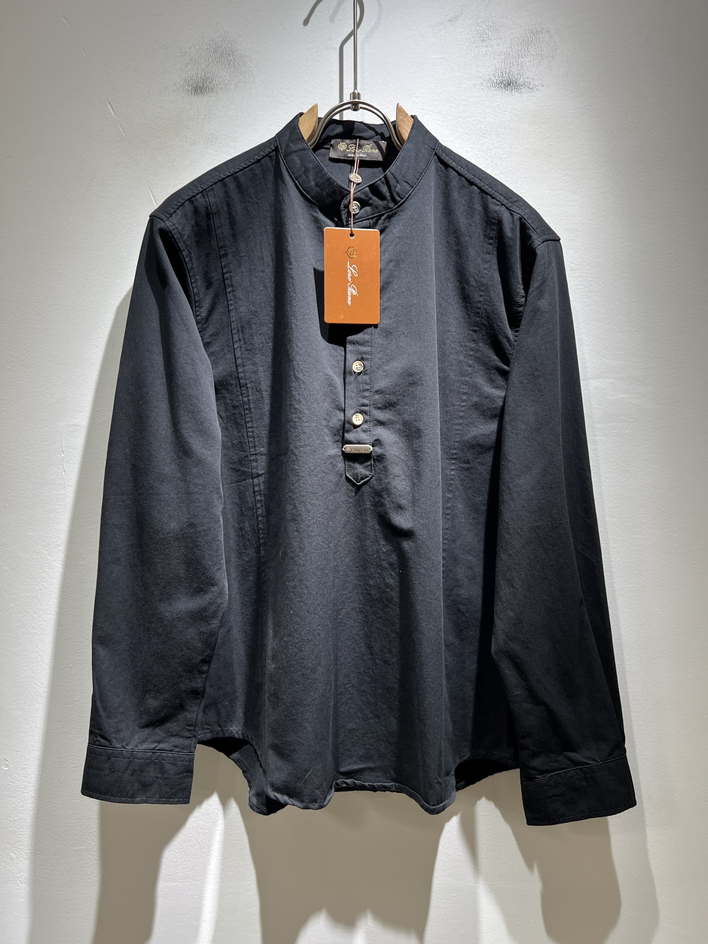 NO:537281,Loro Piana Nouyou Pianya The latest trade order for men for autumn and winter 2025 stand-up collar shirt, full quality!  !  Designed with logo hardware pattern!  The upper body is comfortable and breathable, not stiff, and the overall three-dimensional feeling is rich. Quality export orders, customized exclusive cotton and linen fabric tailoring to meet the simple needs of commuters for dress. The upper body is very effective, it looks slim and not picky about the figure. The fabric workmanship... Improper, only good craftsmanship can make you feel good and tasteful. A must-have item for everyone!  Size M-4XL, loro piana, alexander wang19860909Loro Piana诺悠翩雅 2025秋冬男士最新的贸易订单立领衬衣,全品相！！采用logo五金图案设计！上身舒适透气,不僵硬,整体有着丰富的立体感,品质出口订单,定制专属棉麻面料剪裁,满足通勤人们对于着装的简约需求,上身效果很好,显瘦,不挑剔身材.面料做工....无可挑剔,好工艺好面料才能穿出好品味一款,人手必备单品！尺码M-4XL,,loro piana,alexander wang,Men's clothing