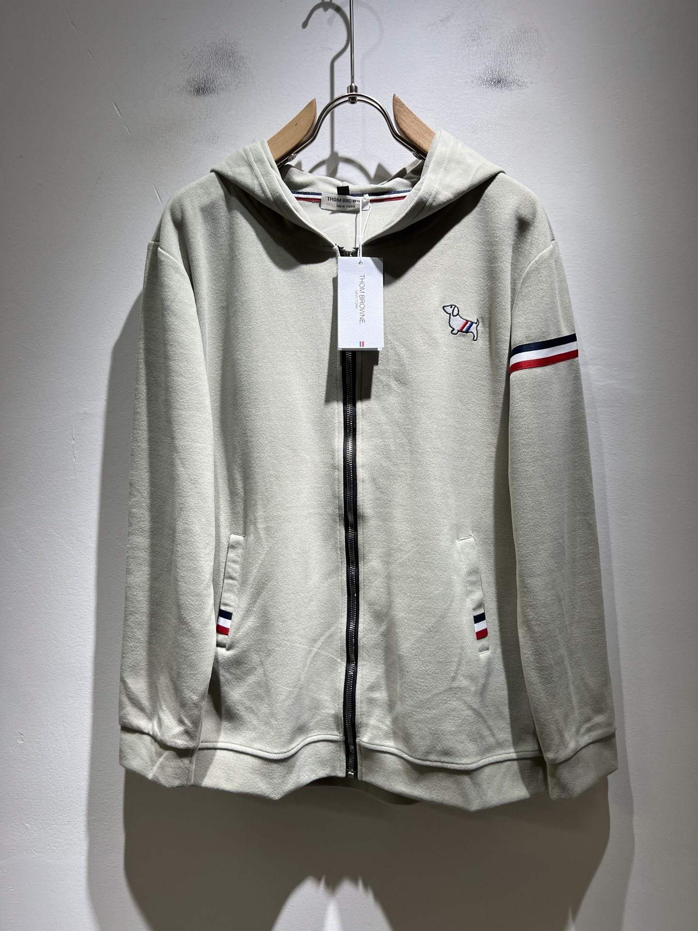 NO:548035,ThomBrow*e Tom*Long ~ New autumn and winter products for men and women same hooded sweatshirt!  It is available at the same time on the official website, with casual classics, unique design charm, very high-end, simple but not simple, and a new model of ready-to-wear!  The fabric is selected with unique pure cotton fabric, which feels smooth and soft, has texture, and has a strong sense of verticality. The upper body is smooth and not tight, and the stuffy feeling caused by direct ultraviolet rays. The chest design logo puppy pattern logo embroidery design!  The style is harmonious and unified, with the ultimate craftsmanship level. The side is very unique and tailored, very flavorful, delicate and comfortable to wear, showing sports vitality and exquisite details. The classic and perfect layout design shows fashion vitality in daily leisure life. Improve men's charm and style and achieve high-end models. Size M-4XL, hoodie, sweatshirts, hats, alexander wang19860909ThomBrow*e汤姆*朗 ~秋冬新品男女同款连帽卫衣！官网同步有售,休闲经典,独特设计魅力,非常高端,简约不简单,成衣新典范！面料精选独特纯棉面料,手感光滑柔软,有质感,有很强的垂直感,上身爽滑不紧绷,紫外线直射造成的闷热感,胸前设计标识小狗图案logo刺绣设计！风格和谐统一,极致工艺水平.侧面非常独特裁剪设计风格,非常有味道,精致细腻,好穿舒适,展现运动活力,细节考究.经典完美版型设计,日常休闲生活中展现时尚活力.提升男士魅力格调,成就高端典范.尺码M-4XL,,hoodie,sweatshirts,hats,alexander wang,Men's clothing