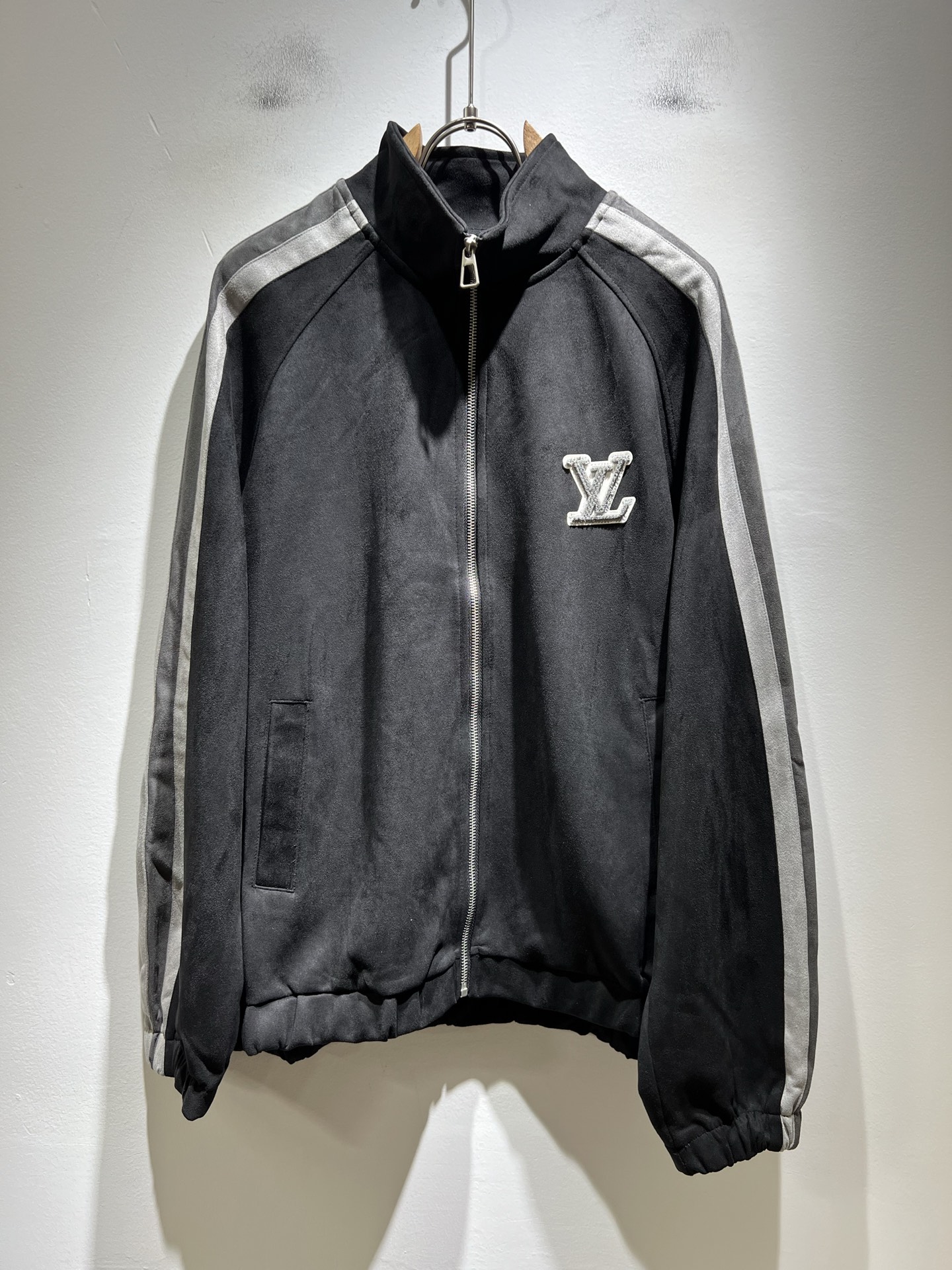 NO:537298,LouisVuitt*Louis*Deng 2025 autumn and winter new latest jacket jacket, three-dimensional logo pattern embroidery design!  !  Trading company channels are even very scarce and difficult to encounter, a high-end luxury product that is hard to find!  This jacket is made of customized high-density nylon material, and the fabric is excellent in color and performance!  While modifying the neck lines, it brings a sense of ability and simplicity!  The loose style covers the flesh and makes you look slim, and it changes the brand's traditional business sense and adds a trendy atmosphere. V's masterpieces in autumn and winter, hurry up and buy them!  Size M-2XL, louis vuitton,louis vuitton,jackets & coats,jackets & coats,alexander wang19860909LouisVuitt*路易*登 2025秋冬新品最新款夹克外套,立体logo图案刺绣设计！！贸易公司渠道,甚至到非常稀缺很难遇到,一件难求的高奢臻品！本款夹克选用客供定制高密度尼龙材质打造,面料无论是配色或是性能都相当出色！修饰颈部线条的同时有带来了一件干练和率性感！宽松的版型,上身遮肉显瘦,且一改品牌传统的商务感,增添了一份潮流气息,V家秋冬季的杰作,抓紧抢购哦！尺码M-2XL,,louis vuitton,louis vuitton,jackets & coats,jackets & coats,alexander wang,Men's clothing