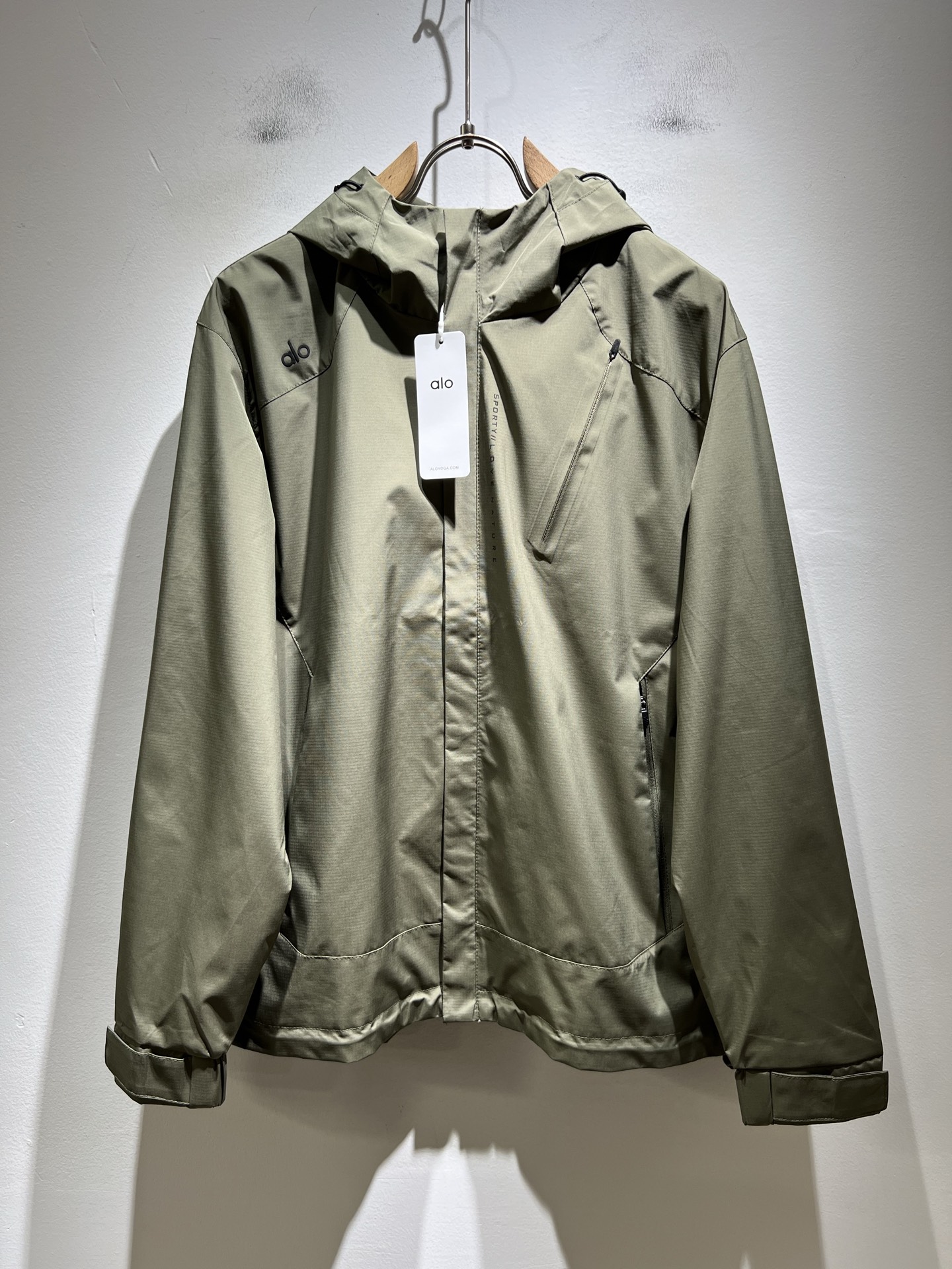 NO:538942,Alo2025 autumn and winter new series of items are launched, a very fashionable and avant-garde jacket for men and women, with logo logo pattern glue-touching decoration!  Different from the past, it declares the design concept that has been passed down for many years in the brand!  Its eye-catchingness is no less than any classic style, perfectly presenting the fashionable, high-end and luxurious feeling in front of the world!  Made of imported polyester fiber materials, selected high-quality polyester fiber fabrics, soft and soft to the touch, the real thing is definitely beyond your imagination, close to the body and breathable, even if you sweat profusely, you will not feel greasy or stuffy, and will bring sweating and moisture absorption to the extreme!  Size M-3XL, Jackets & coats, Jackets & coats, Alexander wang19860909Alo2025秋冬全新系列单品上线,非常时髦前卫的一款男女同款夹克外套,标识logo图案压胶修饰！区别于以往的不同,宣示品牌传承多年的设计理念！其吸睛度完全不亚于任何经典款式,将时髦高级感与奢华感完美呈现在世人眼前！客供进口聚酯纤维材质制成,精选优质聚酯纤维面料,触感软糯亲肤细腻,实物到手绝对超乎你的想象,贴身无比舒适透气,即便是汗流浃背也不会有腻身及闷热感可言,将排汗吸湿性发挥到了极致！尺码M-3XL,,jackets & coats,jackets & coats,alexander wang,Men's clothing