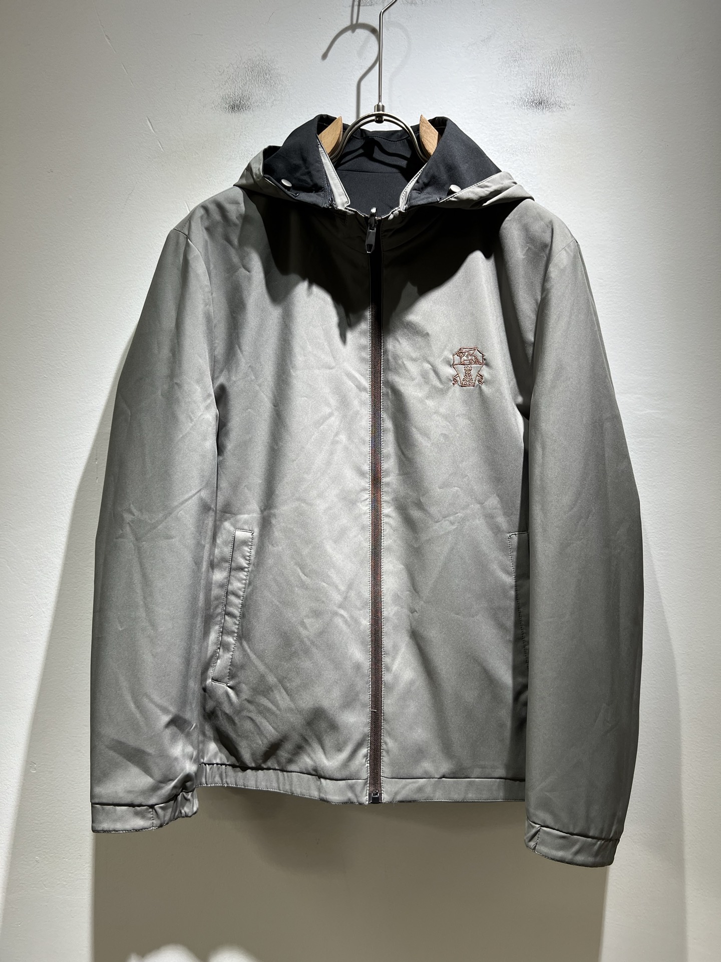 NO:538948,BC-Brunello Cucineli Double-sided Jacket!  2025 autumn and winter new men's jackets are fashionable and versatile items that many celebrities love to wear!  Embroidery design for clothes logo pattern!  LOGO hardware zippers are super good-looking. Friends who like classic and simple must not miss this one!  The calm and atmospheric brand style has always been favored by the upper class! It is also the best choice for fashionable items!  The upper body is so handsome, highly recommended!  !  !  In addition to its own brand added value, the biggest attraction of this piece is more certain that it has a high cost-effectiveness in the material!  Customized original exclusive polyester fiber material design!  Make sure the style is crisp, simple and not complicated, and it is very pleasing to the eye!  Code number M-4XL, brunello cucinelli, jackets & coats, jackets & coats, alexander wang19860909BC-Brunello Cucineli 双面夹克！2025秋冬新款男士夹克外套,众多明星都爱穿的时尚百搭单品！衣身logo图案刺绣设计！LOGO五金拉链超级好看,喜欢经典简约的朋友,一定不能错过了这款！沉稳大气的品牌风格一直以来备受上层人士的青睐!也是时尚单品的不二之选！ 上身帅到爆了,强烈推荐！！！这件最大的吸引力除了他本身的品牌附加值,更加肯定的材质上都有很高的性价比！ 定制原版专属聚酯纤维材质设计！确保版型的挺括,精简不繁,很是耐看！码数M-4XL,,brunello cucinelli,jackets & coats,jackets & coats,alexander wang,Men's clothing